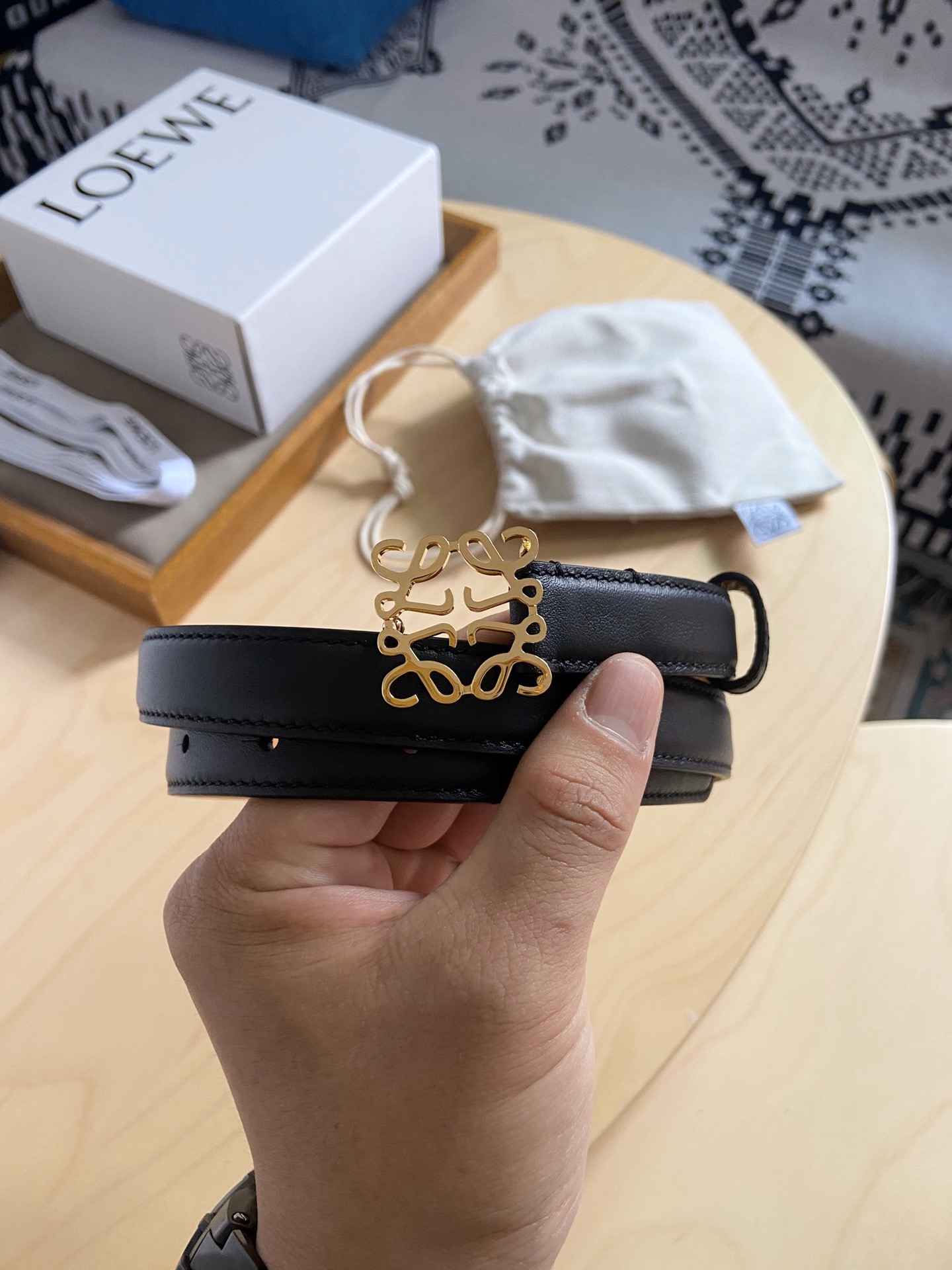 Loewe Loewe/罗意威 小牛皮腰带 手工细致精巧 具有浓厚浪漫、古雅情调的地中海文化色彩、 上身效果极佳 宽度2.0cm