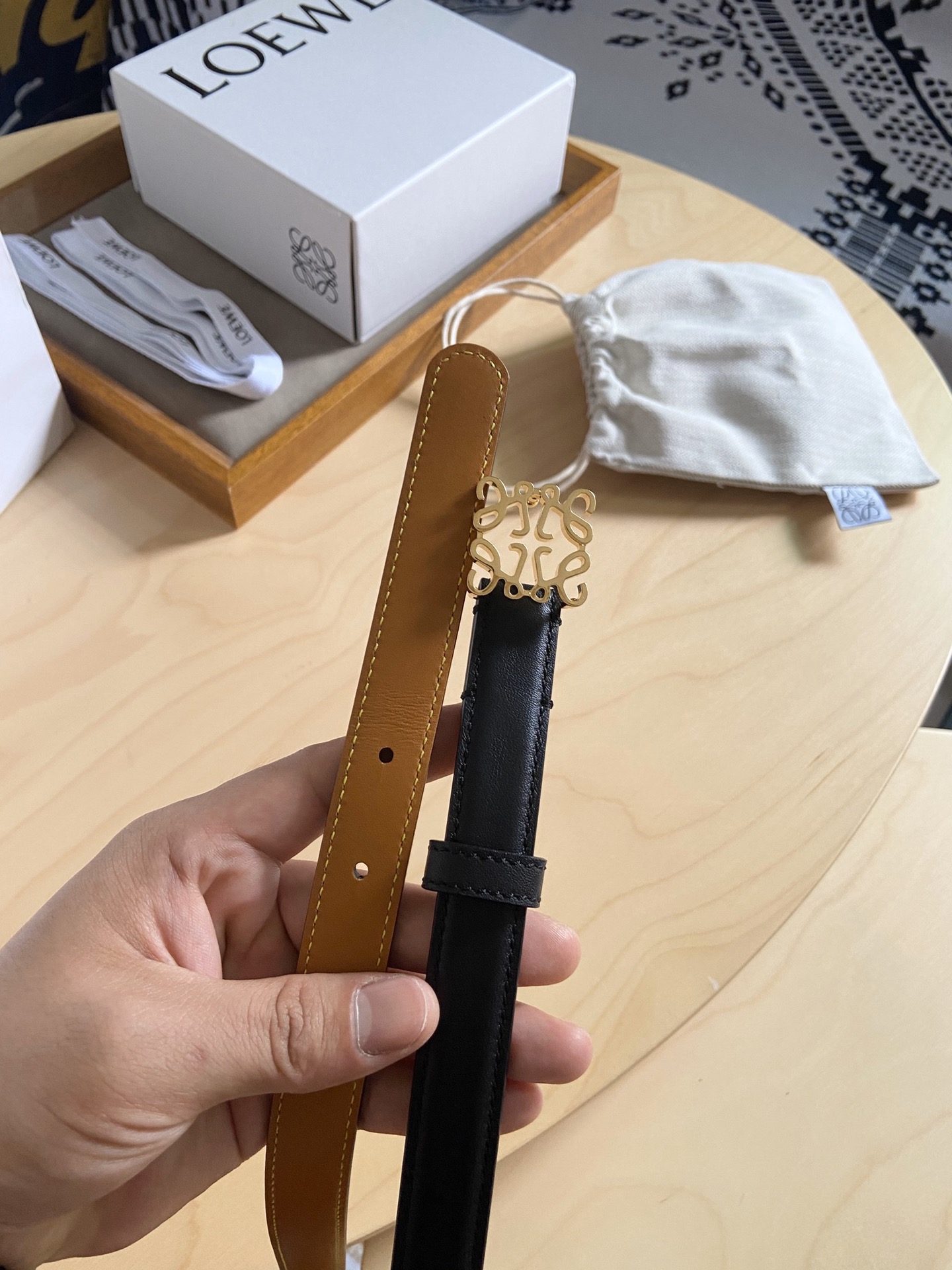 Loewe Loewe/罗意威 小牛皮腰带 手工细致精巧 具有浓厚浪漫、古雅情调的地中海文化色彩、 上身效果极佳 宽度2.0cm
