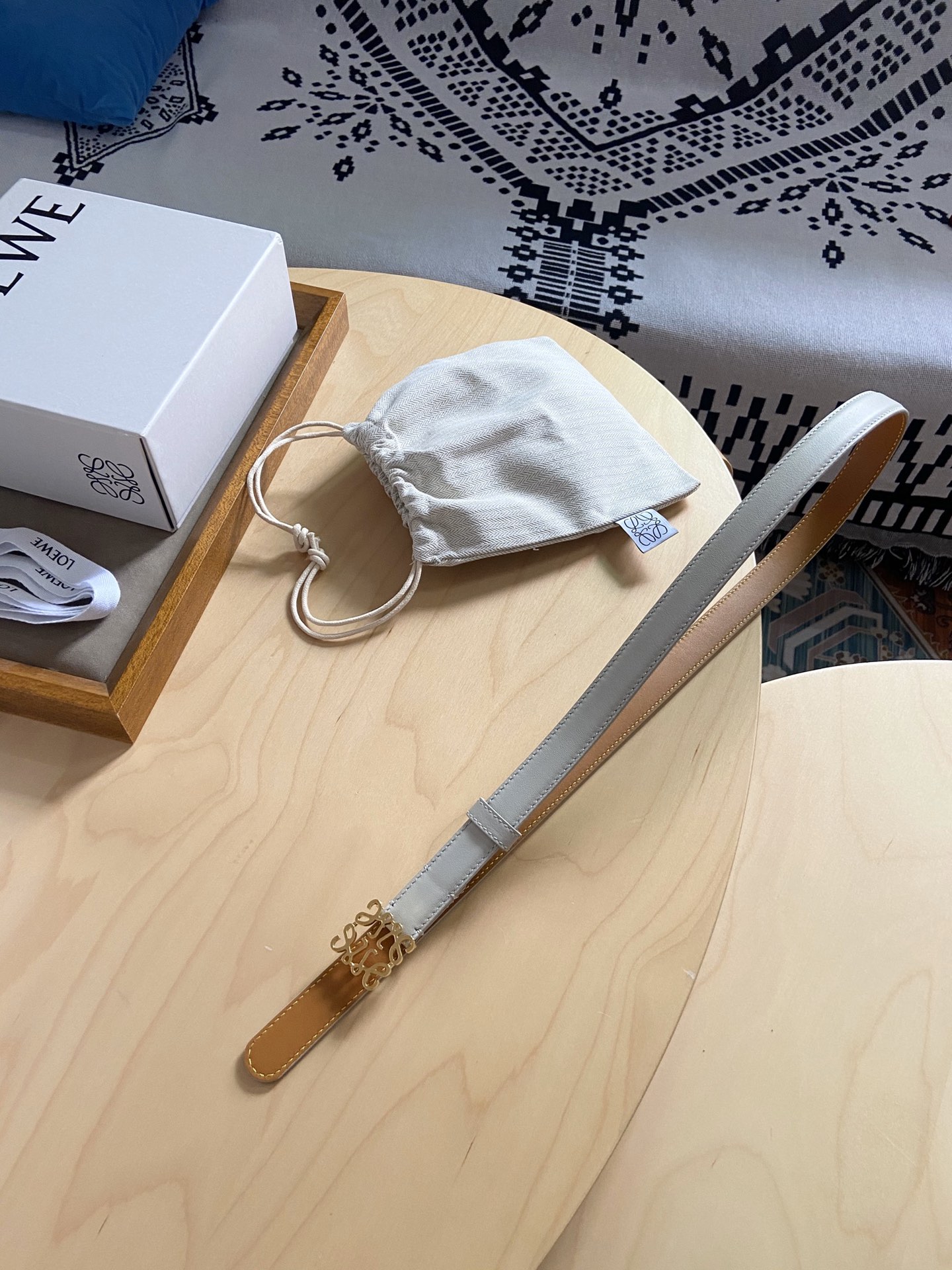 Loewe Loewe/罗意威 小牛皮腰带 手工细致精巧 具有浓厚浪漫、古雅情调的地中海文化色彩、 上身效果极佳 宽度2.0cm