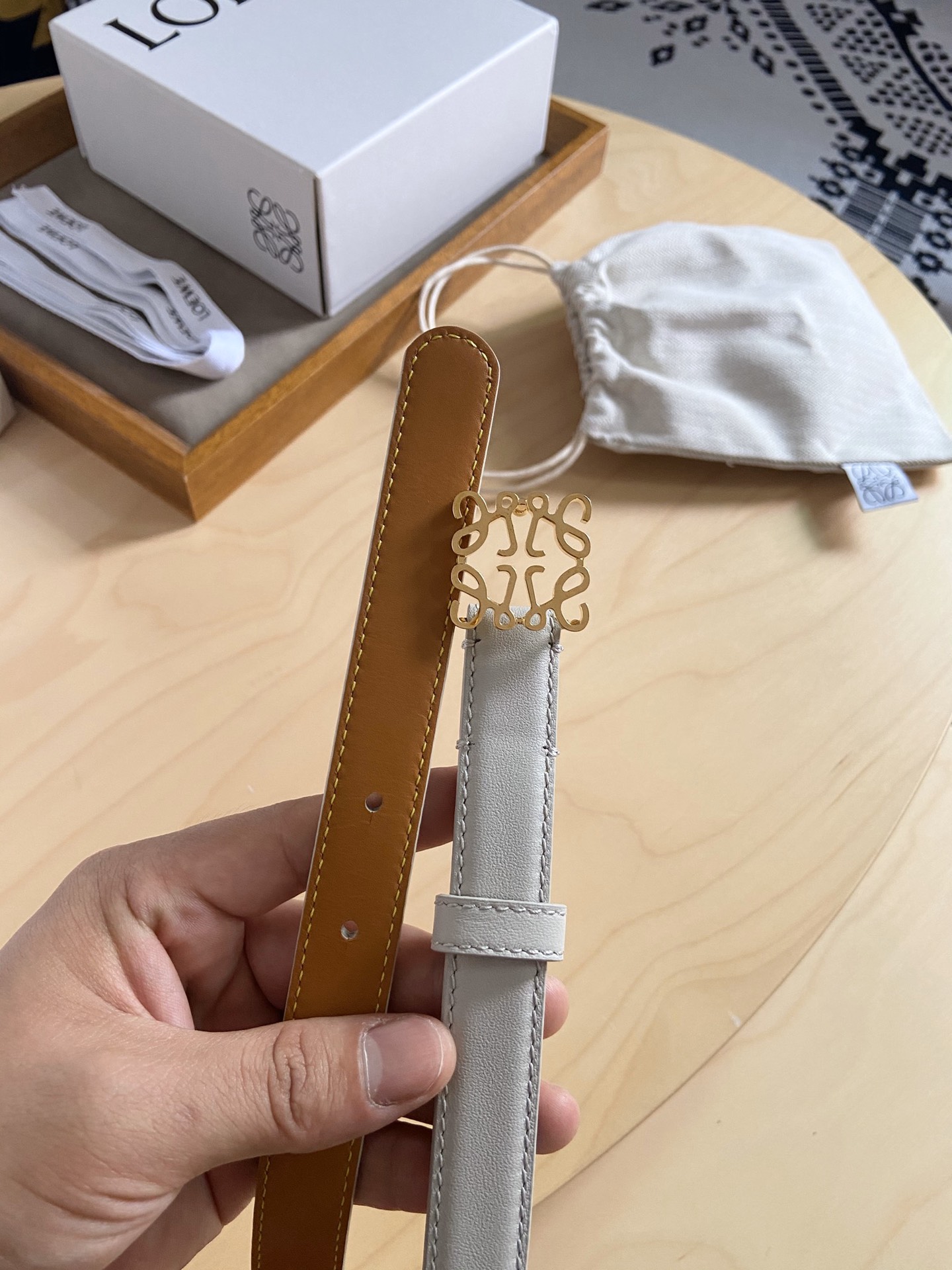 Loewe Loewe/罗意威 小牛皮腰带 手工细致精巧 具有浓厚浪漫、古雅情调的地中海文化色彩、 上身效果极佳 宽度2.0cm