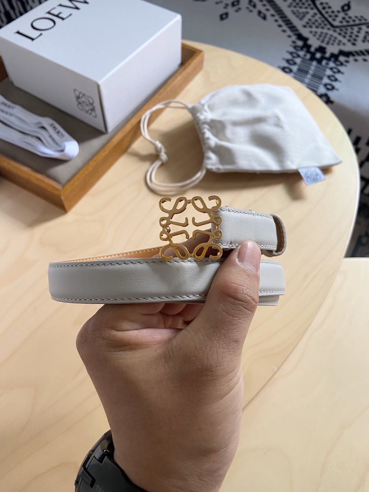 Loewe Loewe/罗意威 小牛皮腰带 手工细致精巧 具有浓厚浪漫、古雅情调的地中海文化色彩、 上身效果极佳 宽度2.0cm