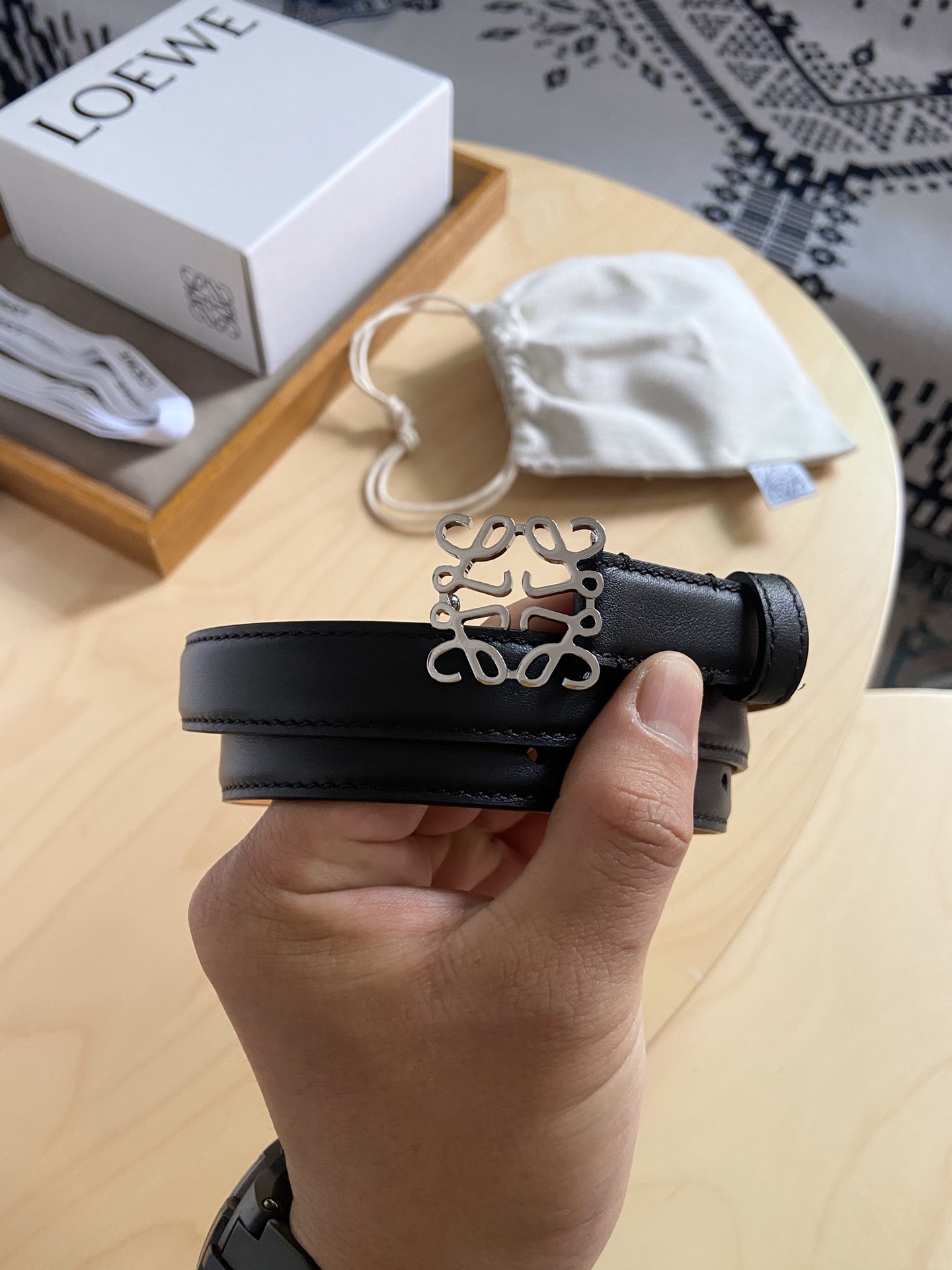 Loewe Loewe/罗意威 小牛皮腰带 手工细致精巧 具有浓厚浪漫、古雅情调的地中海文化色彩、 上身效果极佳 宽度2.0cm