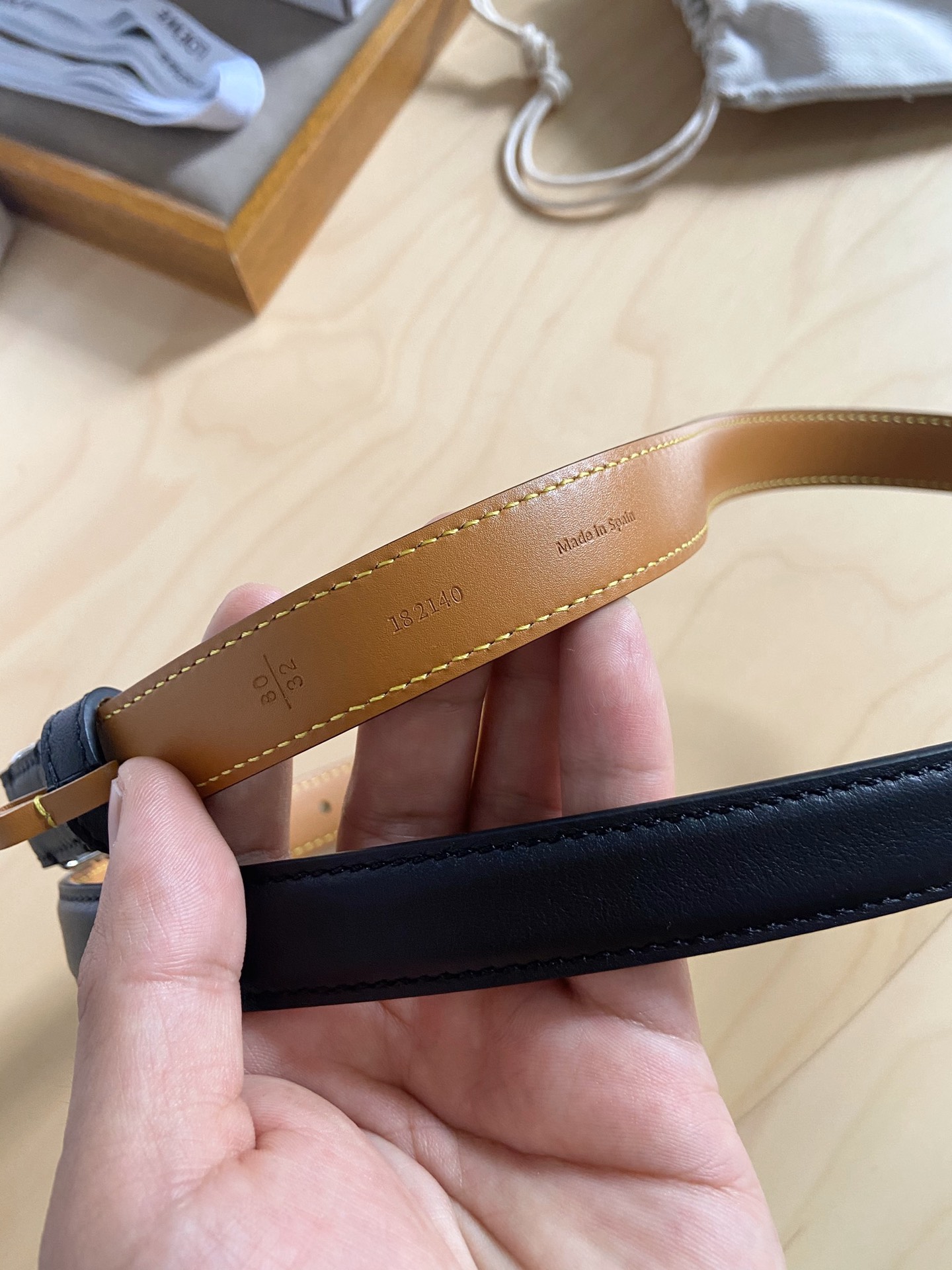 Loewe Loewe/罗意威 小牛皮腰带 手工细致精巧 具有浓厚浪漫、古雅情调的地中海文化色彩、 上身效果极佳 宽度2.0cm