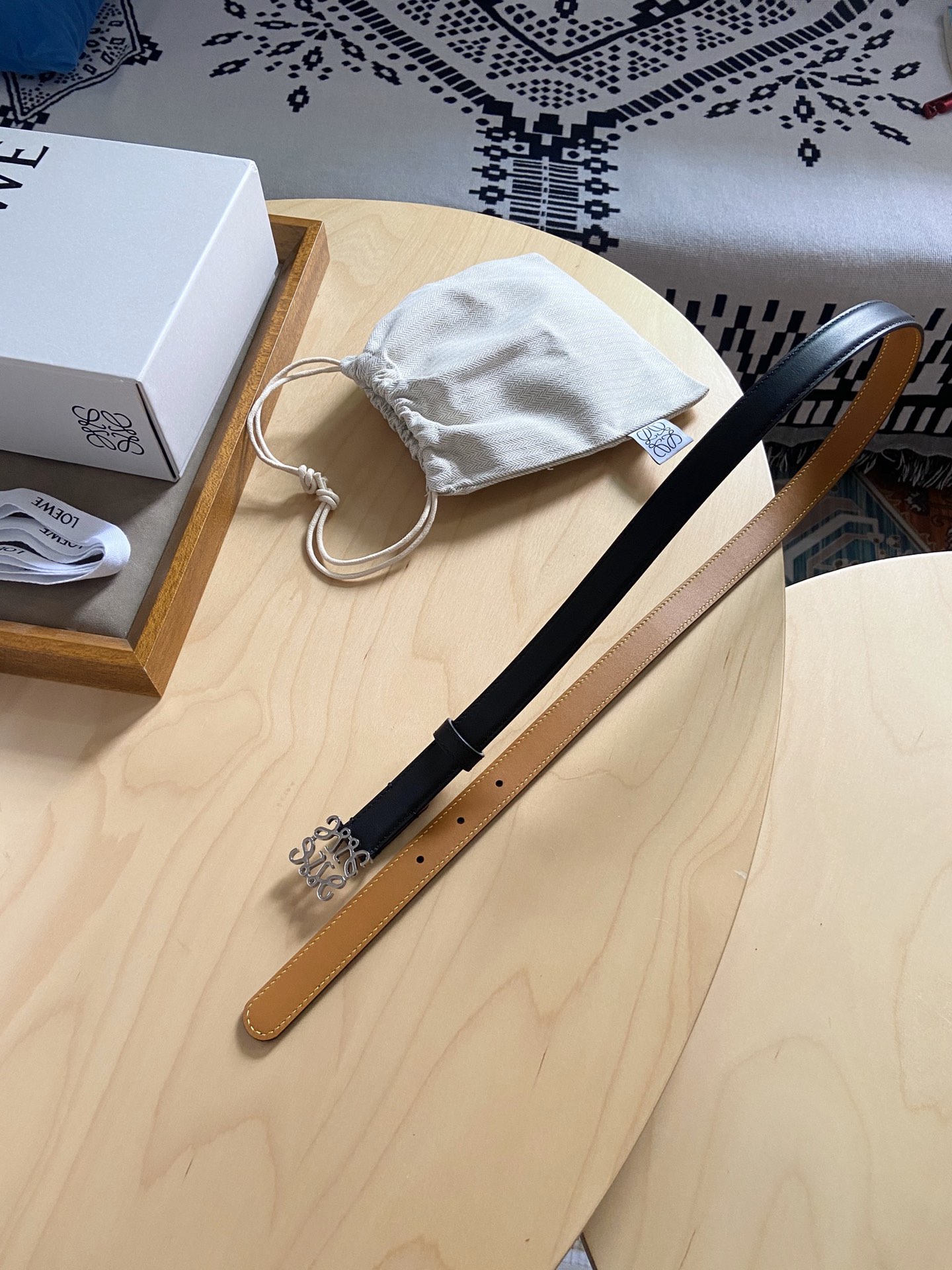 Loewe Loewe/罗意威 小牛皮腰带 手工细致精巧 具有浓厚浪漫、古雅情调的地中海文化色彩、 上身效果极佳 宽度2.0cm