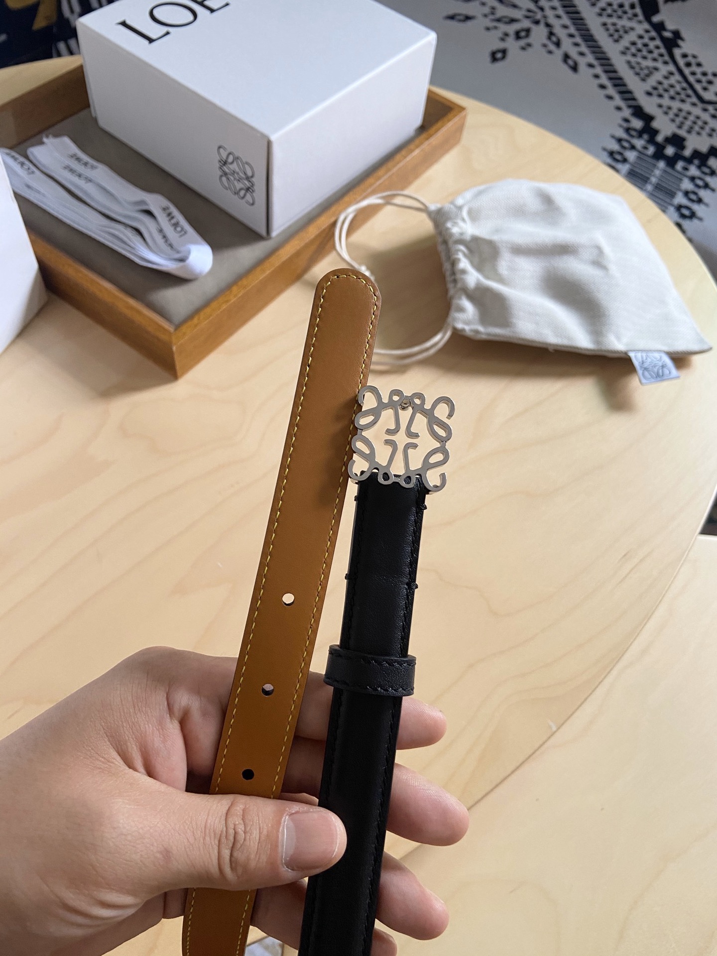 Loewe Loewe/罗意威 小牛皮腰带 手工细致精巧 具有浓厚浪漫、古雅情调的地中海文化色彩、 上身效果极佳 宽度2.0cm