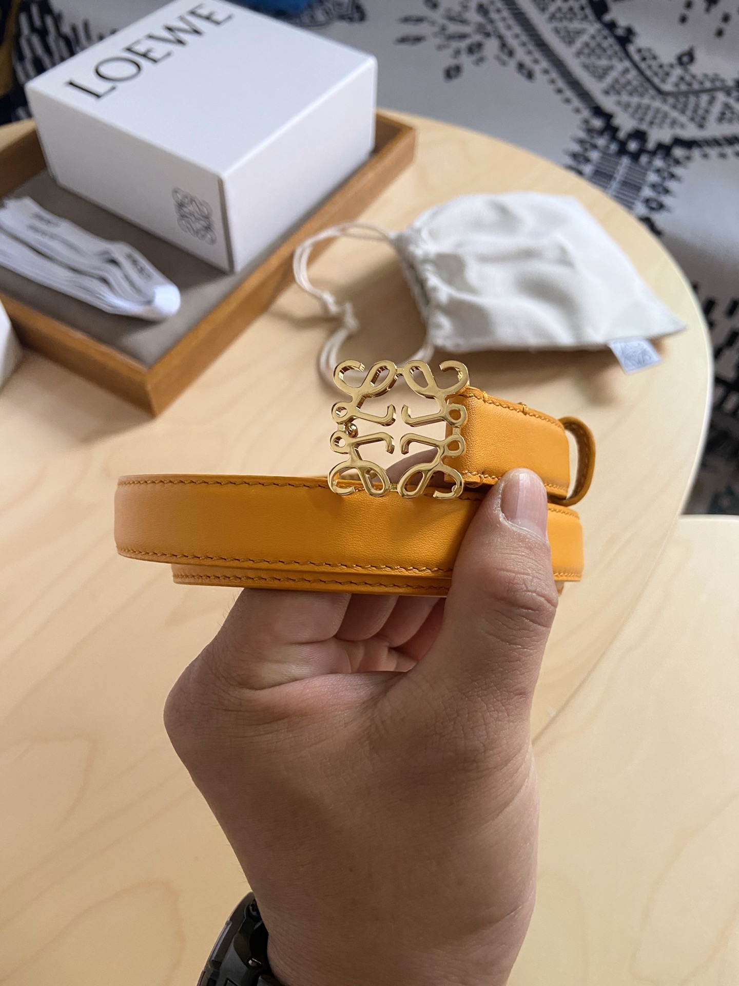 Loewe Loewe/罗意威 小牛皮腰带 手工细致精巧 具有浓厚浪漫、古雅情调的地中海文化色彩、 上身效果极佳 宽度2.0cm