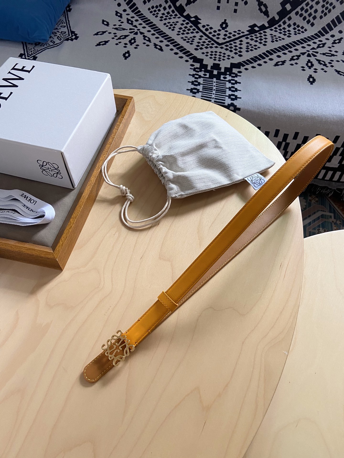 Loewe Loewe/罗意威 小牛皮腰带 手工细致精巧 具有浓厚浪漫、古雅情调的地中海文化色彩、 上身效果极佳 宽度2.0cm