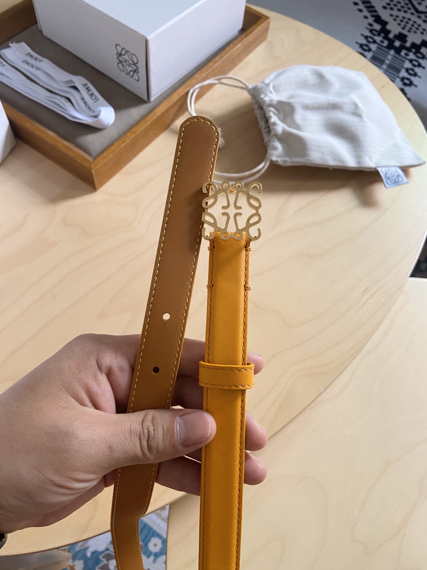 Loewe Loewe/罗意威 小牛皮腰带 手工细致精巧 具有浓厚浪漫、古雅情调的地中海文化色彩、 上身效果极佳 宽度2.0cm