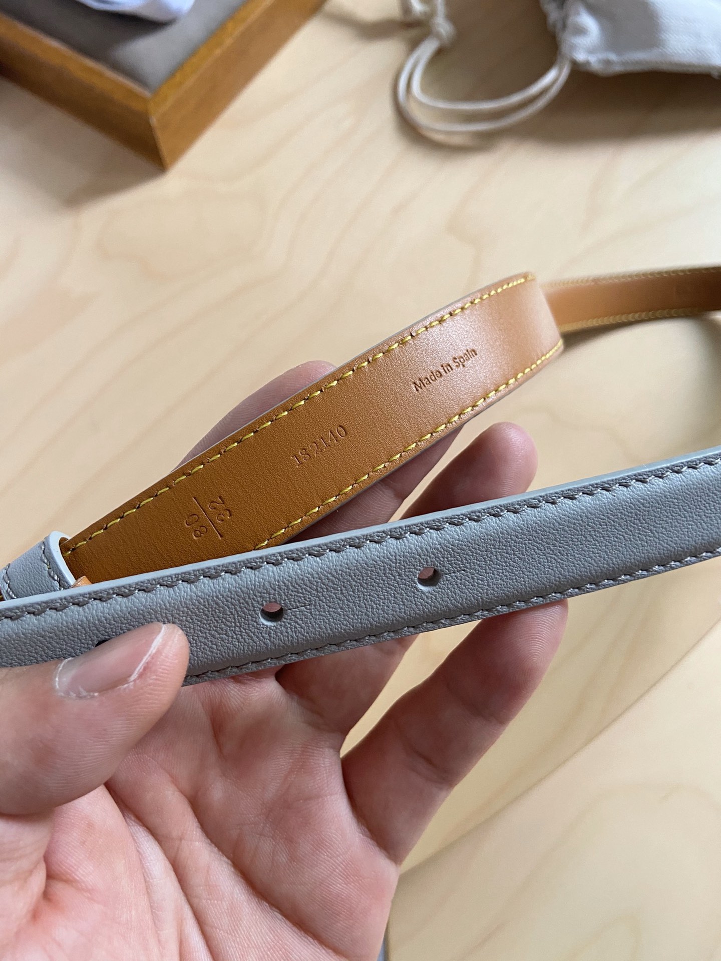 Loewe Loewe/罗意威 小牛皮腰带 手工细致精巧 具有浓厚浪漫、古雅情调的地中海文化色彩、 上身效果极佳 宽度2.0cm