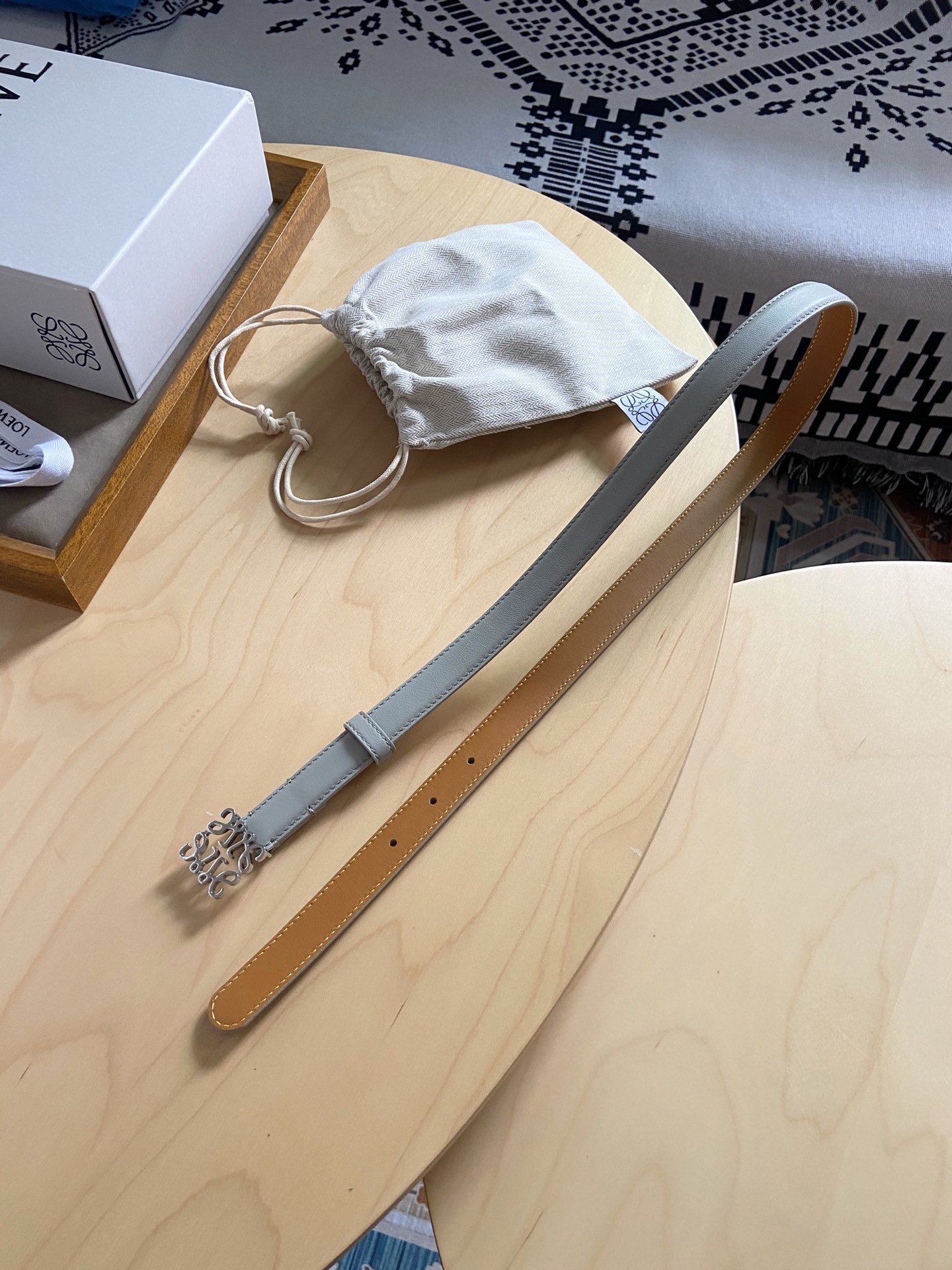 Loewe Loewe/罗意威 小牛皮腰带 手工细致精巧 具有浓厚浪漫、古雅情调的地中海文化色彩、 上身效果极佳 宽度2.0cm