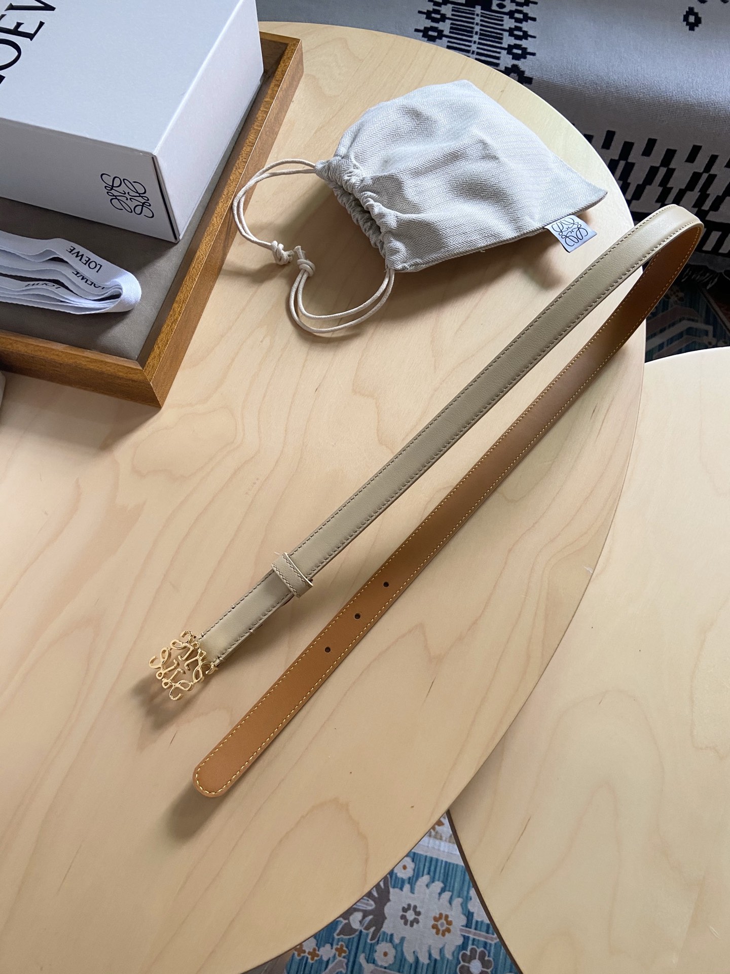 Loewe Loewe/罗意威 小牛皮腰带 手工细致精巧 具有浓厚浪漫、古雅情调的地中海文化色彩、 上身效果极佳 宽度2.0cm