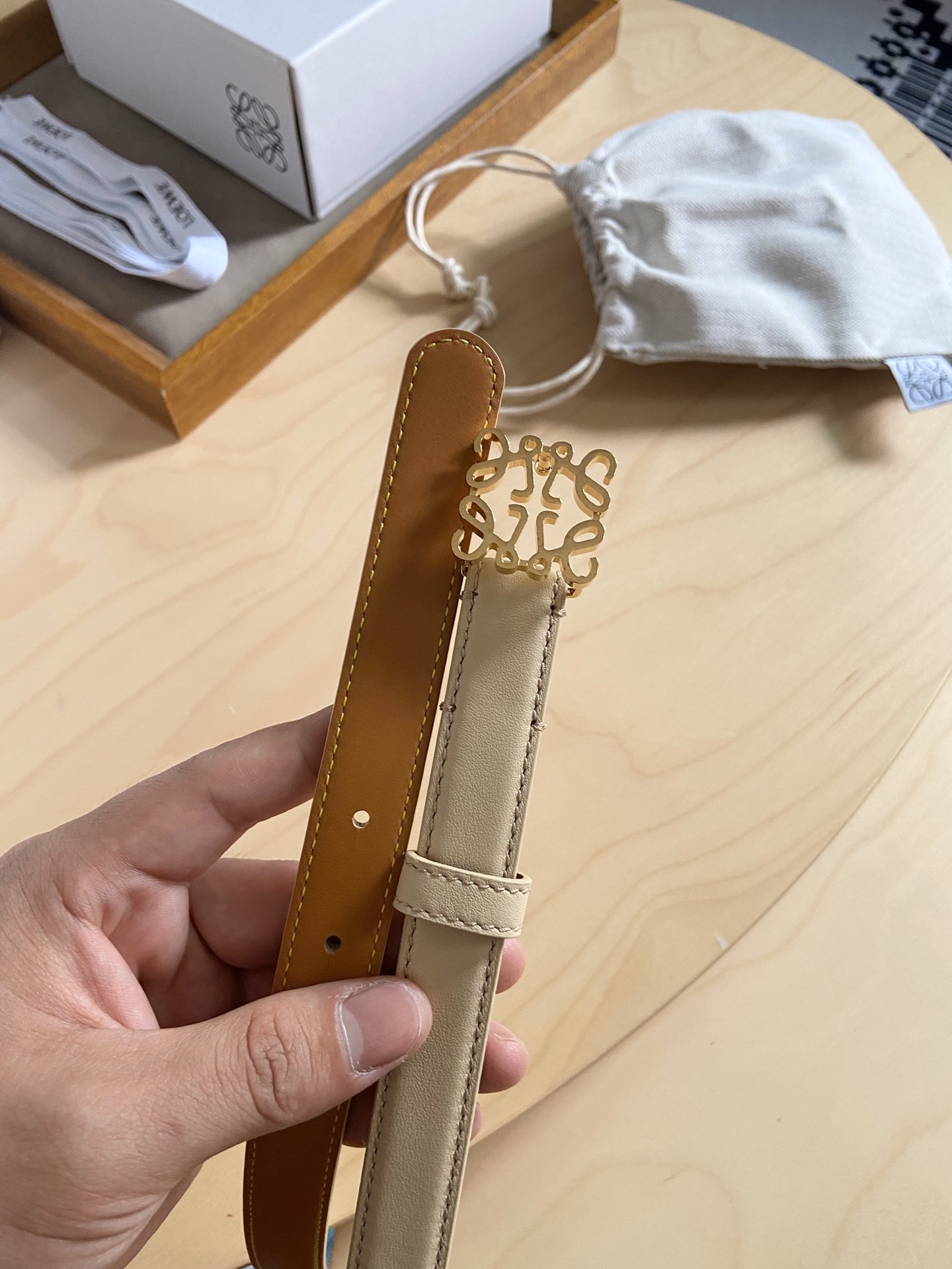 Loewe Loewe/罗意威 小牛皮腰带 手工细致精巧 具有浓厚浪漫、古雅情调的地中海文化色彩、 上身效果极佳 宽度2.0cm