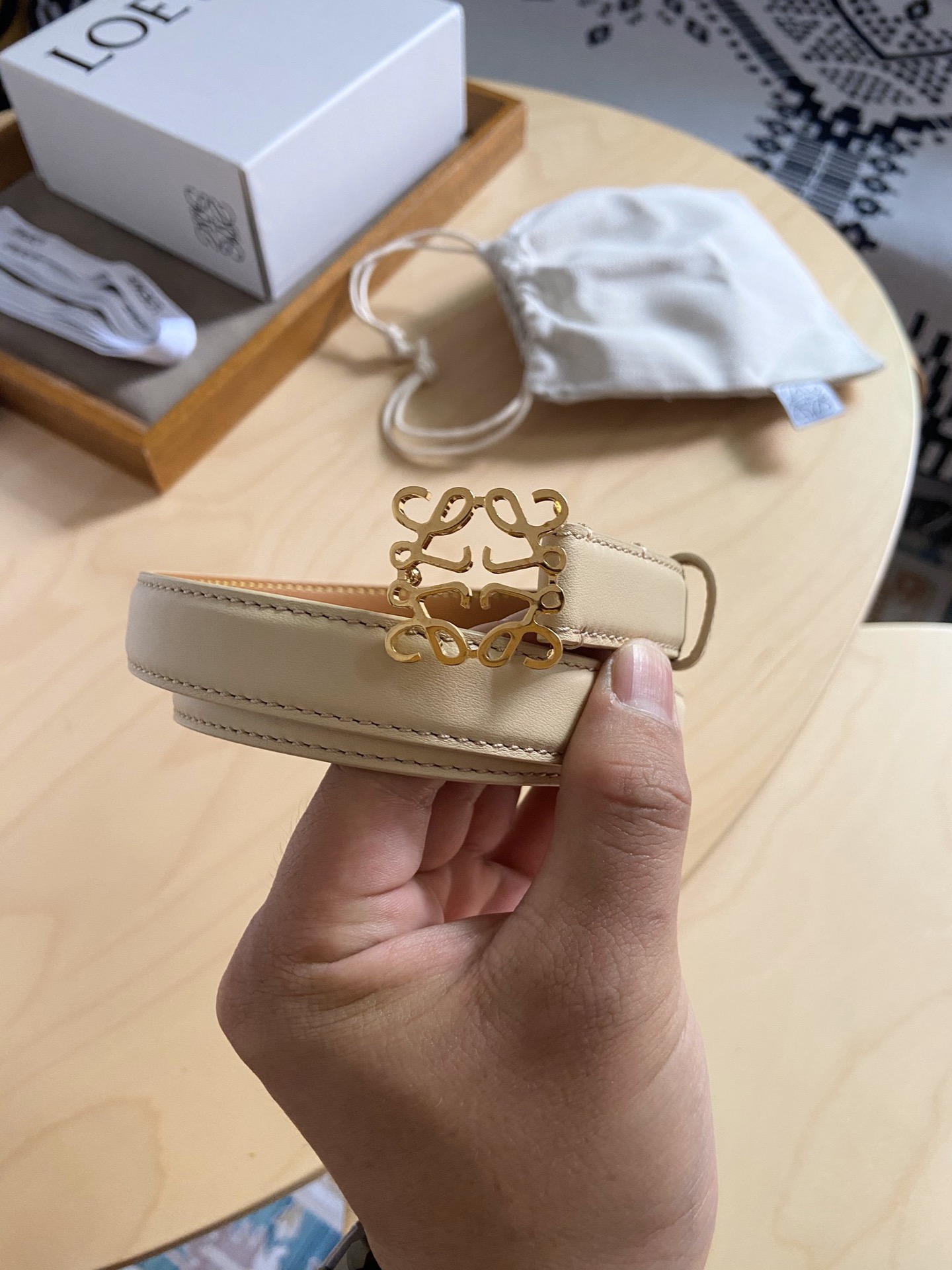 Loewe Loewe/罗意威 小牛皮腰带 手工细致精巧 具有浓厚浪漫、古雅情调的地中海文化色彩、 上身效果极佳 宽度2.0cm