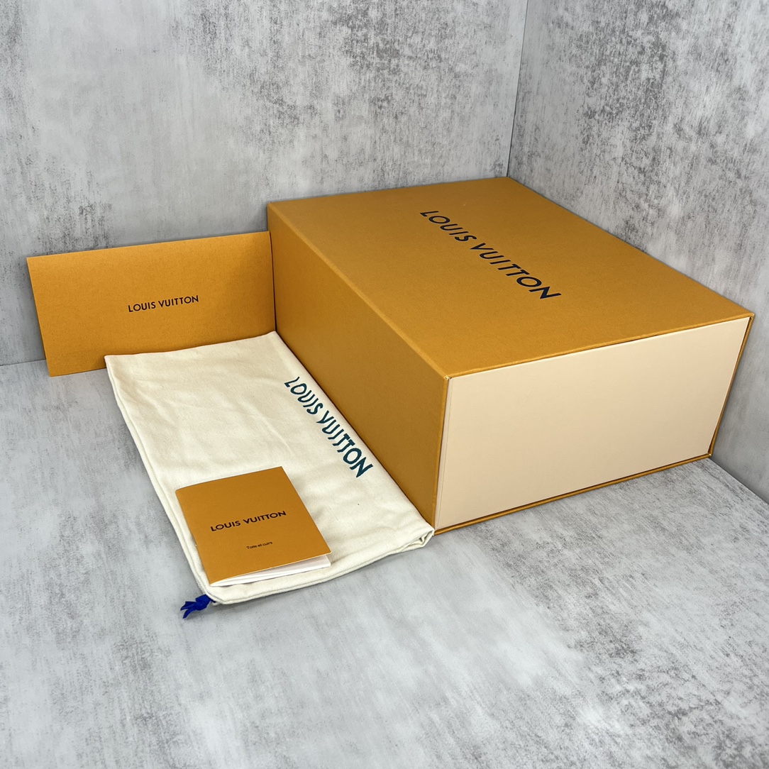 Louis Vuitton 新款上架 2023 Louis*Vuitto* LV Trainer 最新走秀款 大底和面料私模 绝对下血本费心思的一款鞋子 自Vifgil到来之后而设计的这一系列 每一季度都深受众多粉丝的青睐 TPU 大底 包装