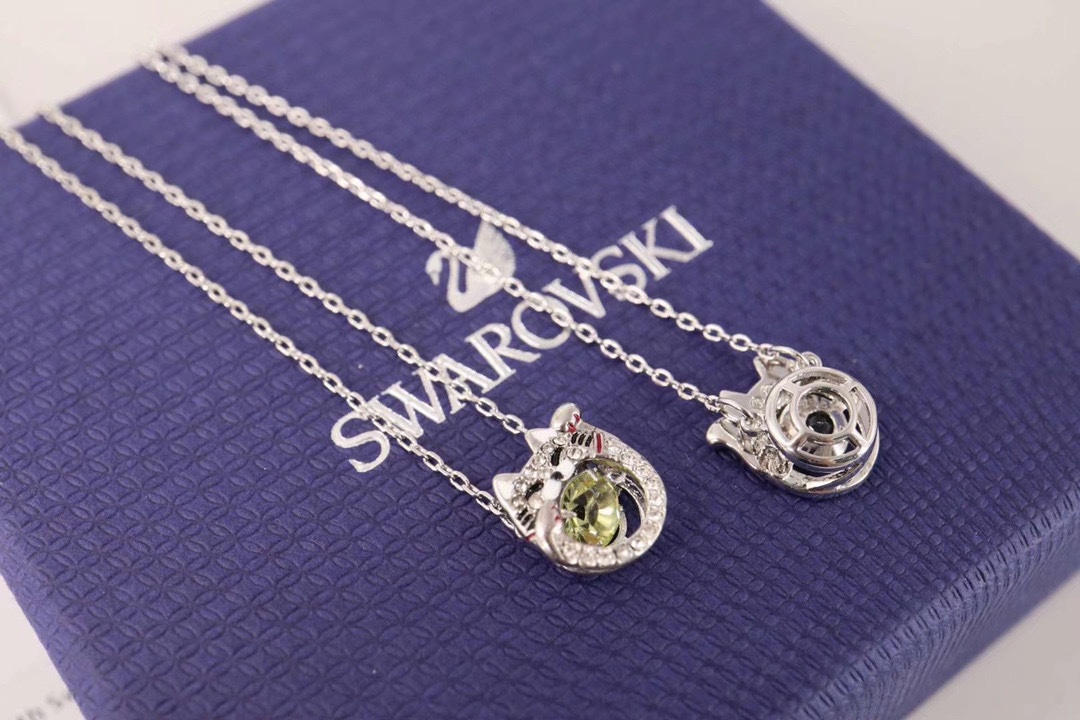 ❤️85包邮/原单代购级别
施华洛世奇Swarovski 好运招财猫 跳动的心锁骨项链

这款时尚玩味以招财猫为特色，可为佩戴者带来欢乐、好运及成功。缀有一颗象征钱币、悬浮似的黄色Swarovski仿水晶，是送给猫奴的上佳选择。