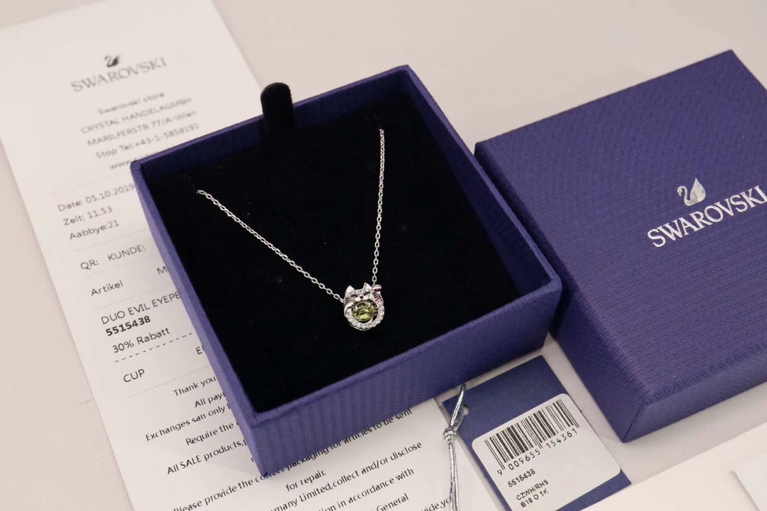 ❤️85包邮/原单代购级别
施华洛世奇Swarovski 好运招财猫 跳动的心锁骨项链

这款时尚玩味以招财猫为特色，可为佩戴者带来欢乐、好运及成功。缀有一颗象征钱币、悬浮似的黄色Swarovski仿水晶，是送给猫奴的上佳选择。