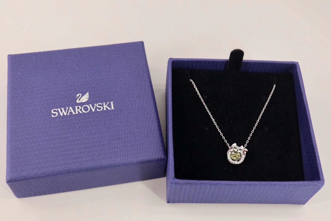 ❤️85包邮/原单代购级别
施华洛世奇Swarovski 好运招财猫 跳动的心锁骨项链

这款时尚玩味以招财猫为特色，可为佩戴者带来欢乐、好运及成功。缀有一颗象征钱币、悬浮似的黄色Swarovski仿水晶，是送给猫奴的上佳选择。