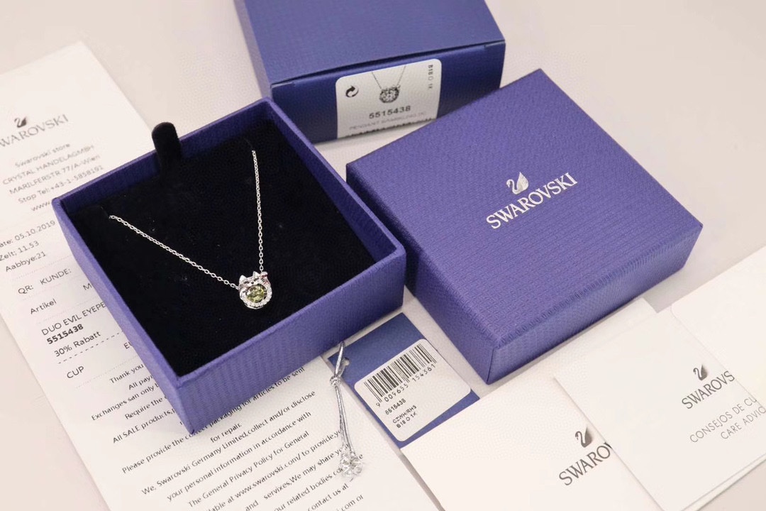❤️85包邮/原单代购级别
施华洛世奇Swarovski 好运招财猫 跳动的心锁骨项链

这款时尚玩味以招财猫为特色，可为佩戴者带来欢乐、好运及成功。缀有一颗象征钱币、悬浮似的黄色Swarovski仿水晶，是送给猫奴的上佳选择。