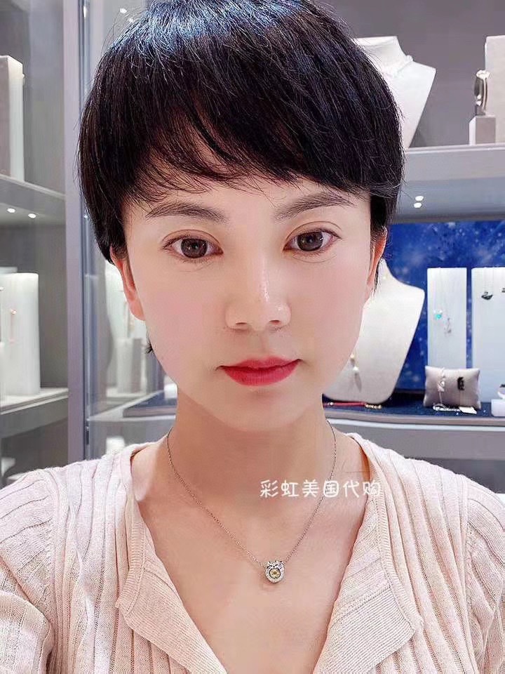 ❤️85包邮/原单代购级别
施华洛世奇Swarovski 好运招财猫 跳动的心锁骨项链

这款时尚玩味以招财猫为特色，可为佩戴者带来欢乐、好运及成功。缀有一颗象征钱币、悬浮似的黄色Swarovski仿水晶，是送给猫奴的上佳选择。