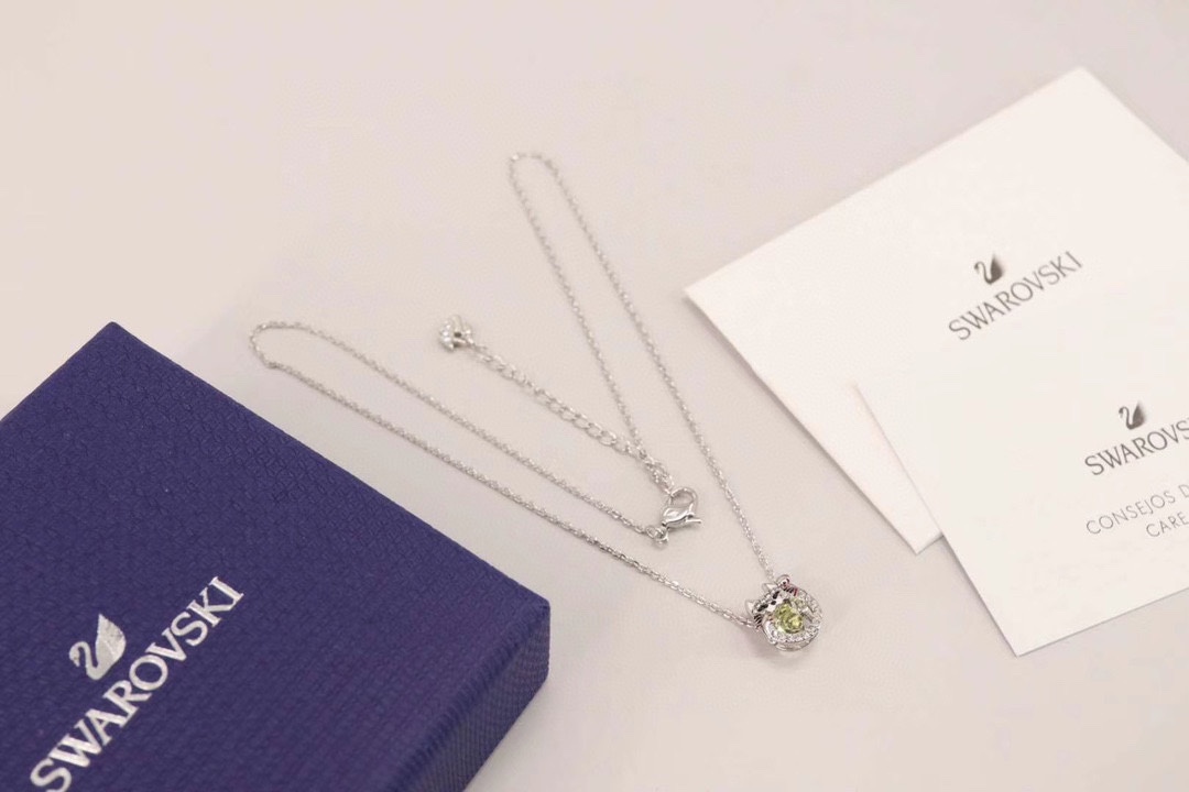 ❤️85包邮/原单代购级别
施华洛世奇Swarovski 好运招财猫 跳动的心锁骨项链

这款时尚玩味以招财猫为特色，可为佩戴者带来欢乐、好运及成功。缀有一颗象征钱币、悬浮似的黄色Swarovski仿水晶，是送给猫奴的上佳选择。