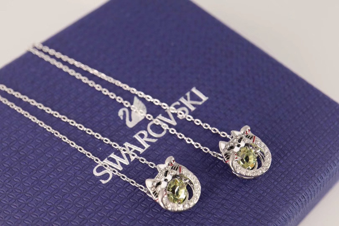 ❤️85包邮/原单代购级别
施华洛世奇Swarovski 好运招财猫 跳动的心锁骨项链

这款时尚玩味以招财猫为特色，可为佩戴者带来欢乐、好运及成功。缀有一颗象征钱币、悬浮似的黄色Swarovski仿水晶，是送给猫奴的上佳选择。