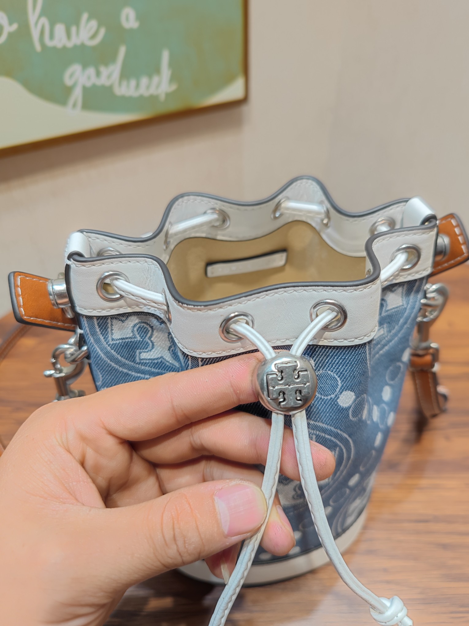 Tory Burch ～编号1616 TORY BURCH 汤丽柏琦 该包款选用提花牛仔布精心打造，魅力隽永又风格独具