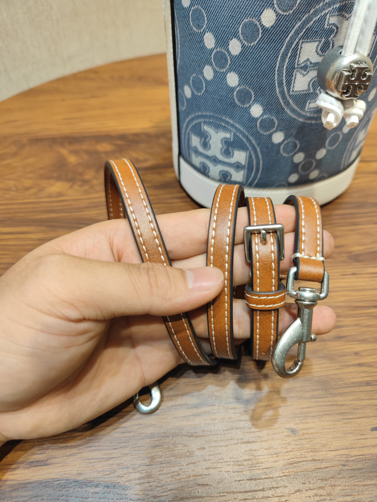 Tory Burch ～编号1616 TORY BURCH 汤丽柏琦 该包款选用提花牛仔布精心打造，魅力隽永又风格独具