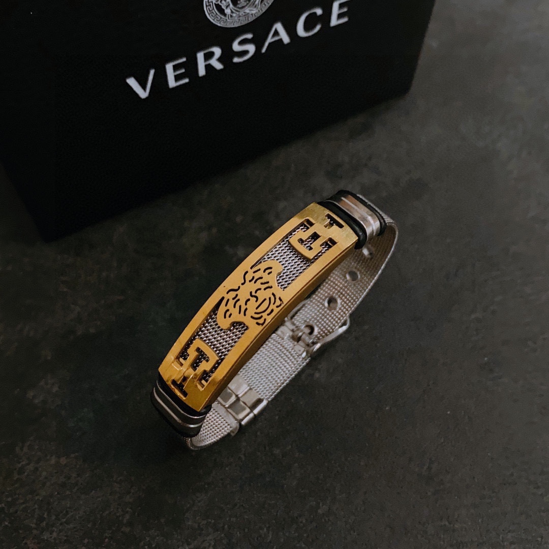 P110  Versace 范思哲 杜美莎标志复古手链 帅气酷炫 同时透露着一丝不羁的自由气息 展现别样趣味魅力 做工精致钻镶嵌 绝对高逼格 等同正 品