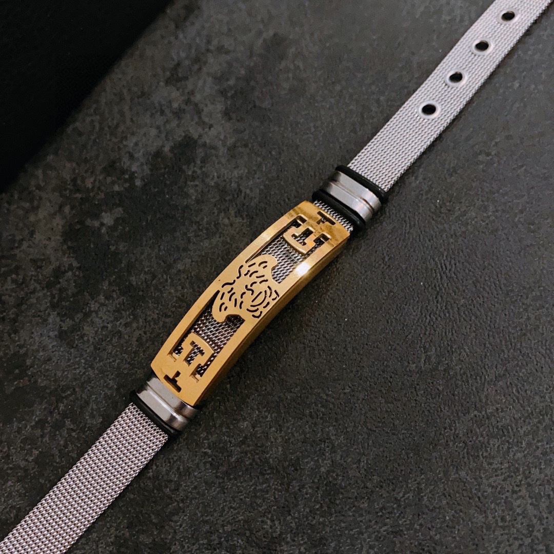 P110  Versace 范思哲 杜美莎标志复古手链 帅气酷炫 同时透露着一丝不羁的自由气息 展现别样趣味魅力 做工精致钻镶嵌 绝对高逼格 等同正 品