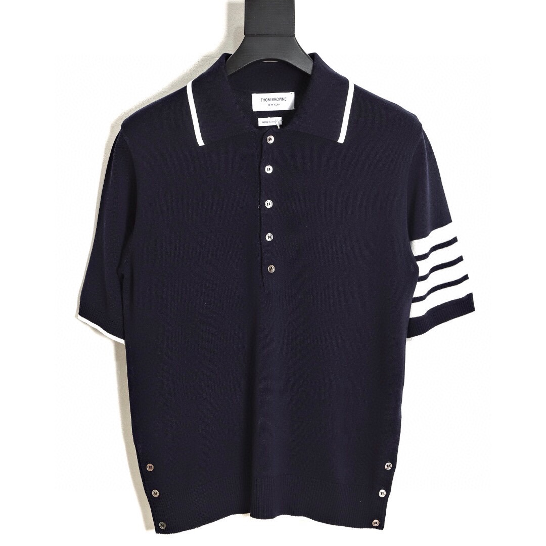 NO:133400,Number of codes 1-2-3-4 On the day of delivery of warehouses in other provinces [Two days after self-pickup] TB Tom Brown 23SS Mulberry Silk Striped Polo Short-sleeved T-shirt Full code is in stock. This style uses a Stol 7.2-pin machine imported from Germany to use floating jacquard. The yarn used is similar to the silk of YB yarn. The light color is fixed and dyed. The improvement time took 20 days. It feels the same as YB. Breathable, skin-friendly, silky. The POLO collar also uses extremely tight density to make it particularly stylish. Thom brown, T-shirt, tees, t-shirt, real silk, alexander wang19860909码数1-2-3-4 外省库房代发当天【自取隔两天】 TB 汤姆布朗 23SS 桑蚕丝条纹Polo短袖T恤 全码入库啦. 本款式使用德国进口斯托尔7.2针型机器采用浮线提花 所采用纱线跟YB纱线真丝含量类似 光对色定染 改进的时间用了20天 跟YB手感可以说是一样 透气 亲肤 丝滑 POLO领也使用了极限紧的密度使其格外有型,,thom browne,T-shirt,tees，t-shirt,real silk,alexander wang,Men's clothing