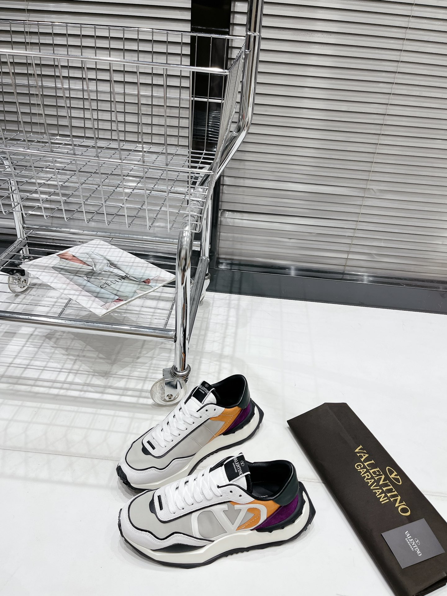 NO:284471,Top version of Valentino V Home New NETRUNNER series Casual air cushion couple sneakers Original purchase and development Made of goods Various color matching is eye-catching, activates the charming sunny boy. The shoe design combines trendy and coolness with daily styles, and is full of street feel!  Fabric: Original custom imported cowhide inner lining: imported breathable net Large bottom: Original mold air cushion   TPU large bottom Base thickness: 4.5CM Number of sizes: Women 35-41 Men 38-45, valentino, valentino, sneakers, cowhide19860909实价顶级版本 Valentino华伦天奴V家 新款NETRUNNER系列 休闲 气垫 情侣运动鞋 原版购入开发 做货 各种色彩搭配吸睛十足,激活魅力无限的阳光少年 鞋子设计将潮酷融合日常造型 街头感十足！ 面料:原版定制进口头层牛皮 内里:进口透气网里 大底:原版开模气垫 TPU大底 底厚:4.5CM 码数:女35-41男38-45,,valentino,valentino,sneakers,cowhide,Men's shoes