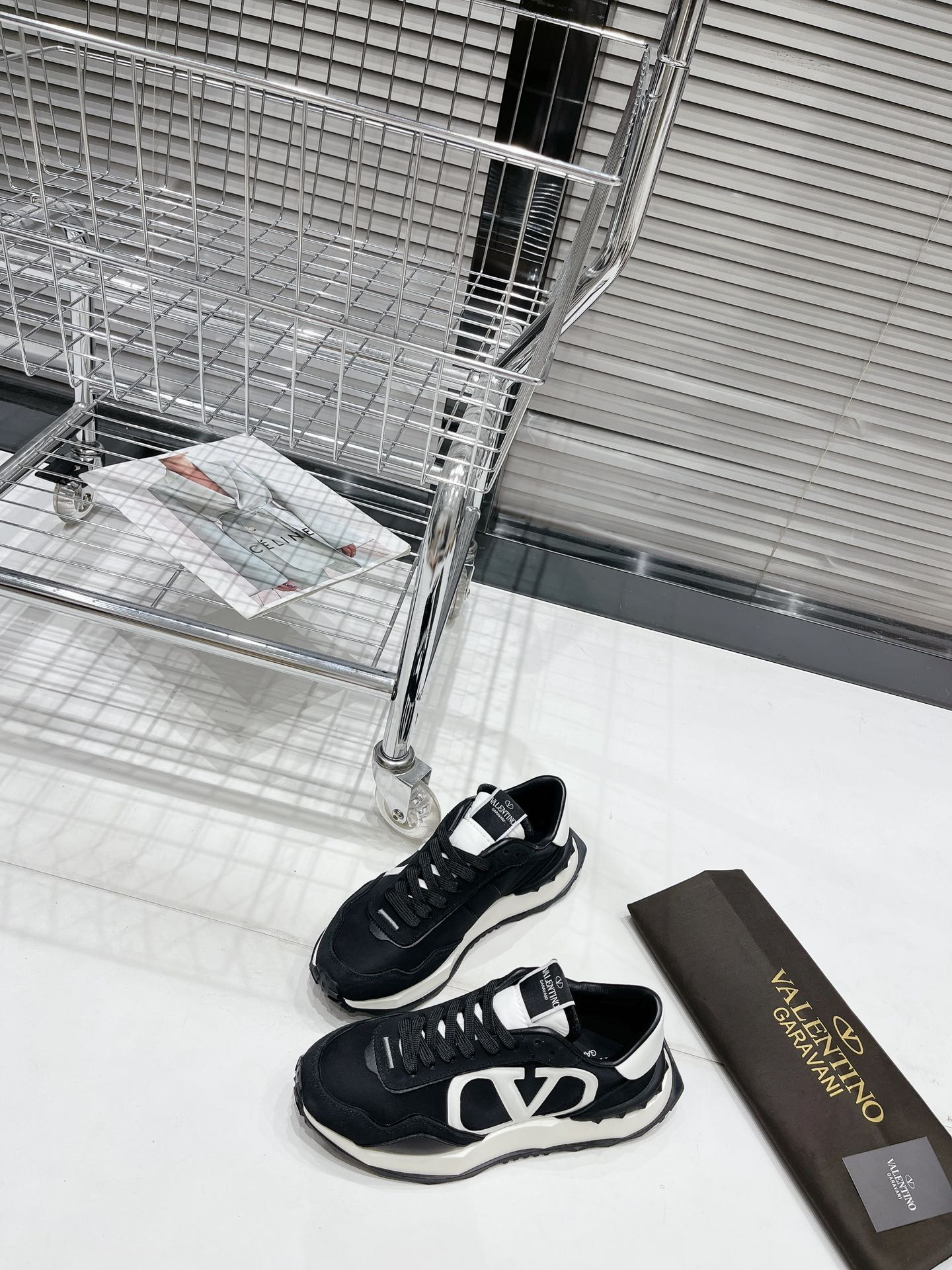 NO:284469,Top version of Valentino V Home New NETRUNNER series Casual air cushion couple sneakers Original purchase and development Made of goods Various color matching is eye-catching, activates the charming sunny boy. The shoe design combines trendy and coolness with daily styles, and is full of street feel!  Fabric: Original custom imported cowhide inner lining: imported breathable net Large bottom: Original mold air cushion   TPU large bottom Base thickness: 4.5CM Number of sizes: Women 35-41 Men 38-45, valentino, valentino, sneakers, cowhide19860909实价顶级版本 Valentino华伦天奴V家 新款NETRUNNER系列 休闲 气垫 情侣运动鞋 原版购入开发 做货 各种色彩搭配吸睛十足,激活魅力无限的阳光少年 鞋子设计将潮酷融合日常造型 街头感十足！ 面料:原版定制进口头层牛皮 内里:进口透气网里 大底:原版开模气垫 TPU大底 底厚:4.5CM 码数:女35-41男38-45,,valentino,valentino,sneakers,cowhide,Men's shoes