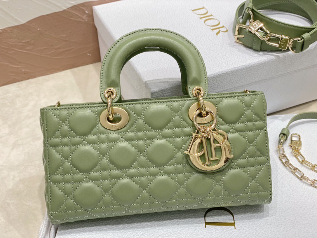 迪奥Dior顶级进口原厂羊皮横款戴妃包Diord-joy梦幻绿这款LadyD-Joy手袋诠释了Dior对