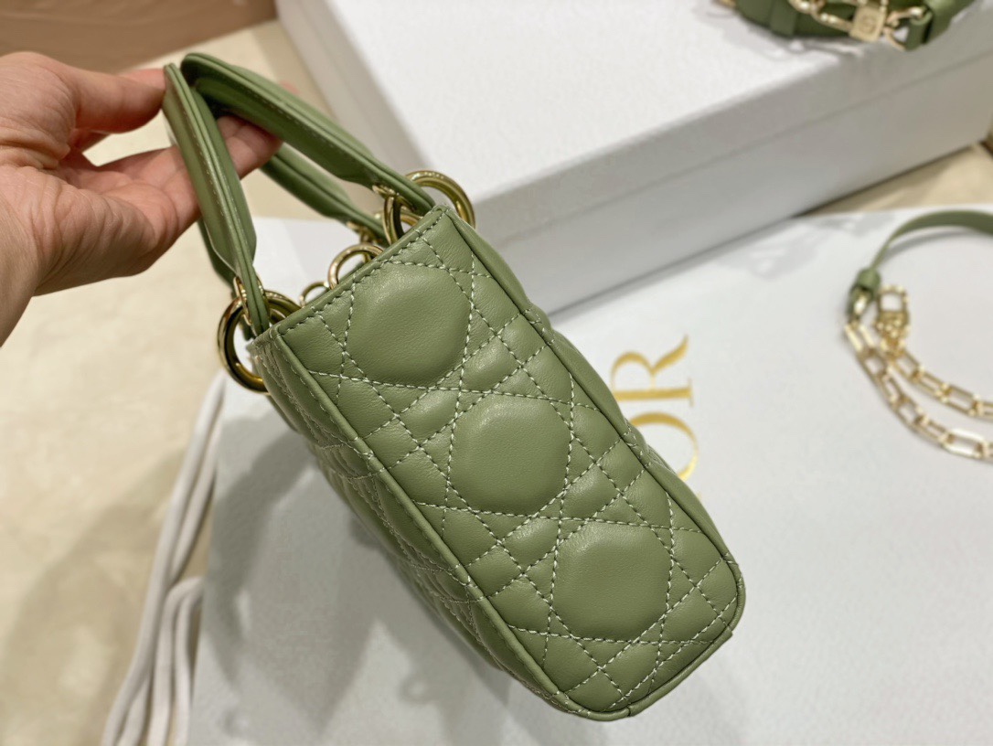 迪奥Dior顶级进口原厂羊皮横款戴妃包Diord-joy梦幻绿这款LadyD-Joy手袋诠释了Dior对