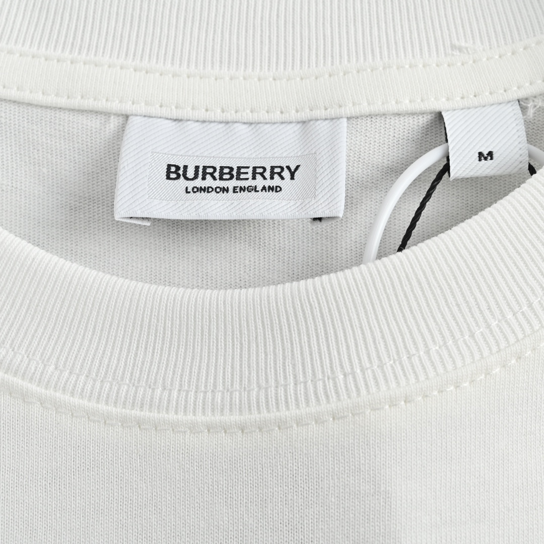 170 Burberry/巴宝莉 23ss 秀款哥特式字母印花短袖