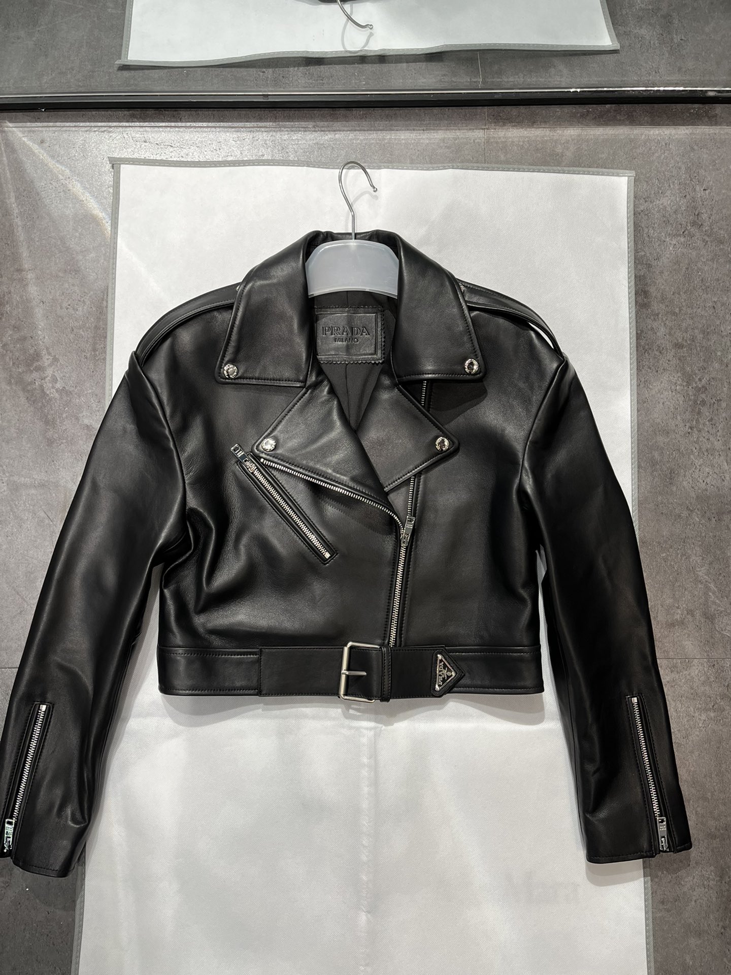 NO:723090,, Prada sheepskin motorcycle jacket, short, dropped shoulders and loose fit, the upper body is very beautiful!  Size S-19860909,Prada羊皮机车夹克,短款落肩宽松版型,上身非常好看！ 尺寸S- Xxl,属于宽松版型.M胸围90 肩宽 48 袖54 衣长45,普拉达-服装,prada,prada,jackets & coats,sheepskin,,Women's clothing