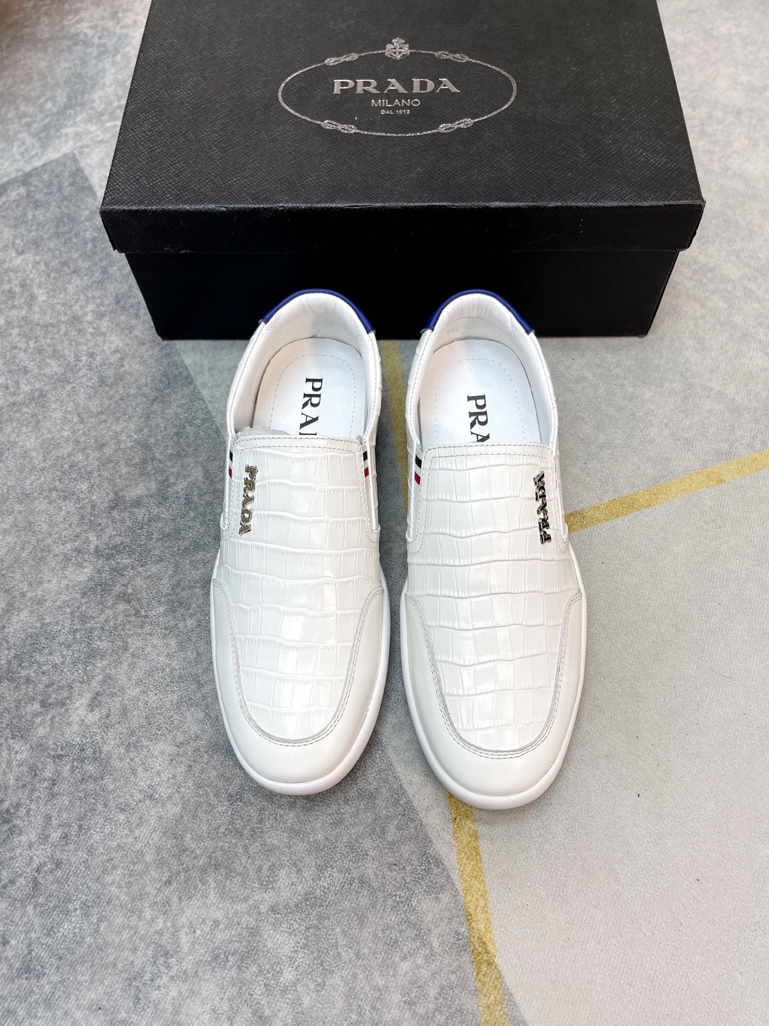 P240 Zapatos casual de hombre Prada. Zapatos casuales para hombre Prada es un zapato bajo con parte 
