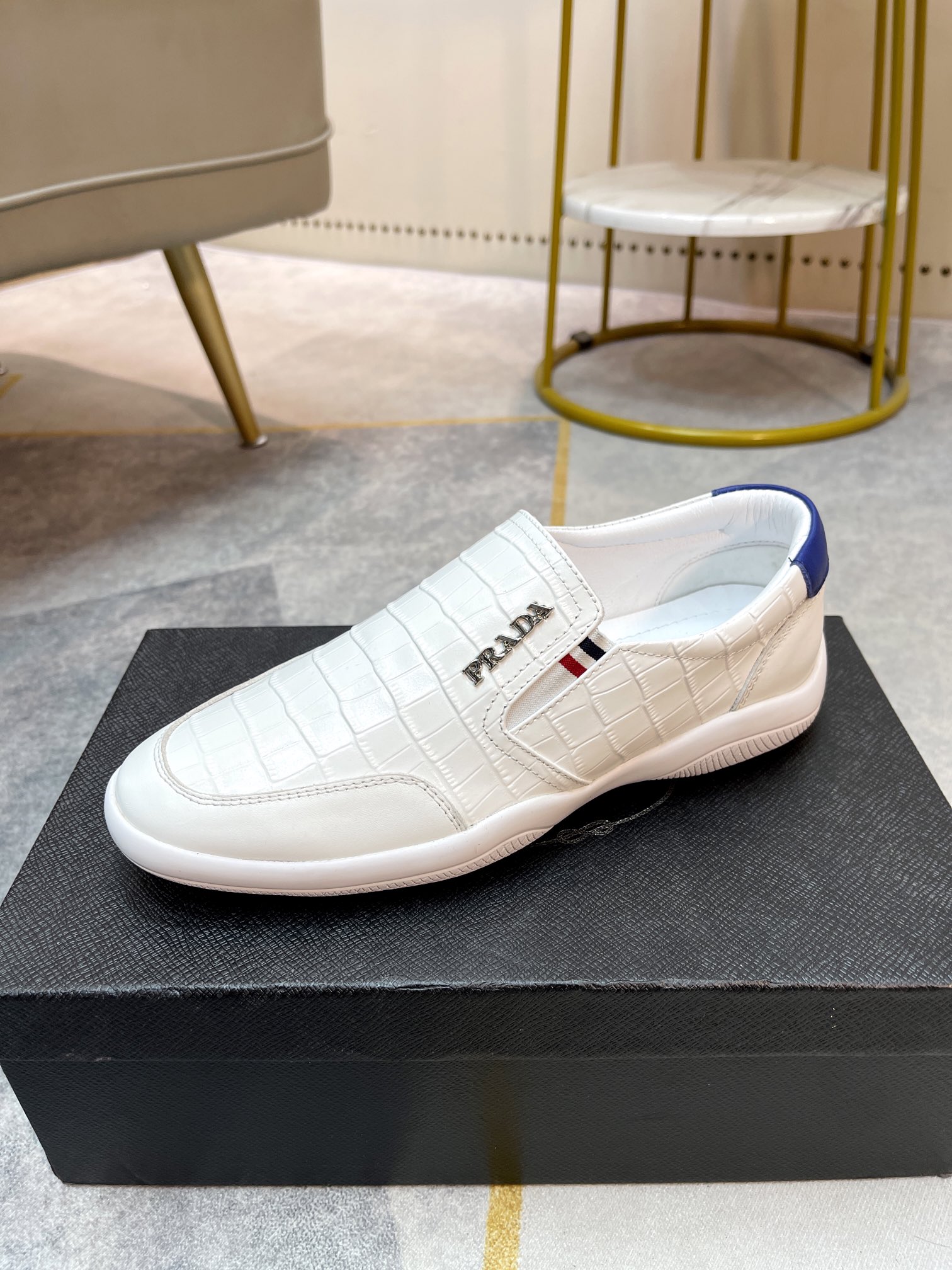 P240 Zapatos casual de hombre Prada. Zapatos casuales para hombre Prada es un zapato bajo con parte 