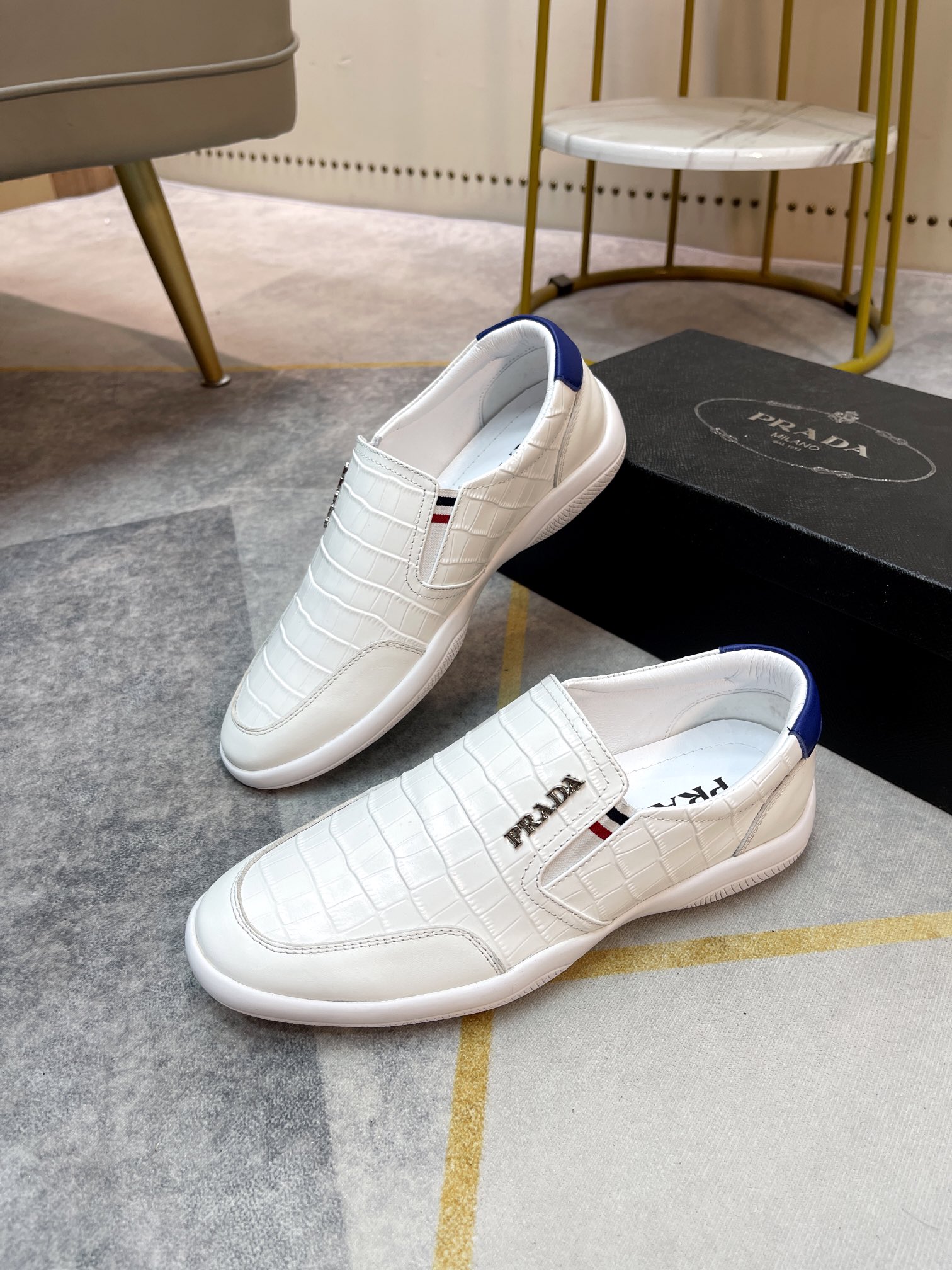 P240 Zapatos casual de hombre Prada. Zapatos casuales para hombre Prada es un zapato bajo con parte 