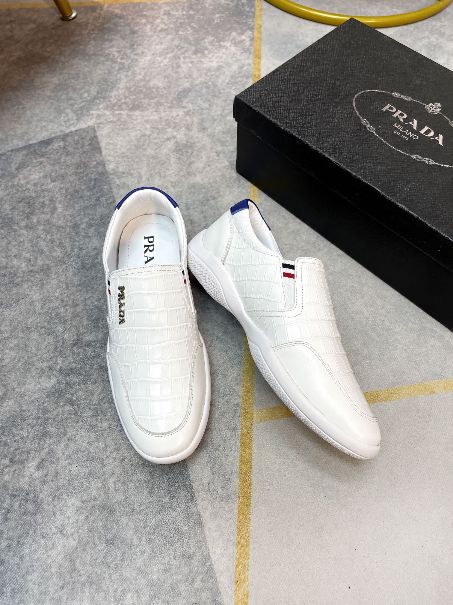 P240 Zapatos casual de hombre Prada. Zapatos casuales para hombre Prada es un zapato bajo con parte 