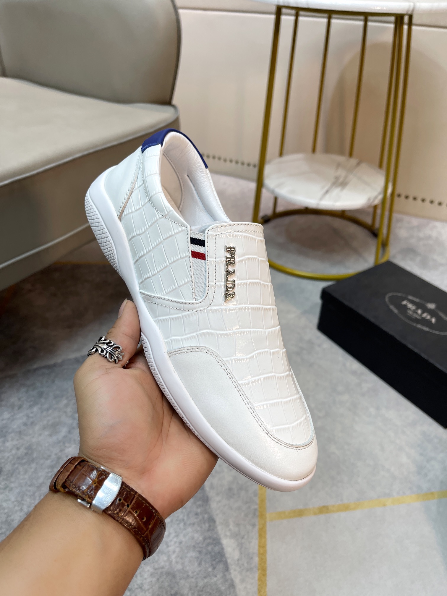 P240 Zapatos casual de hombre Prada. Zapatos casuales para hombre Prada es un zapato bajo con parte 