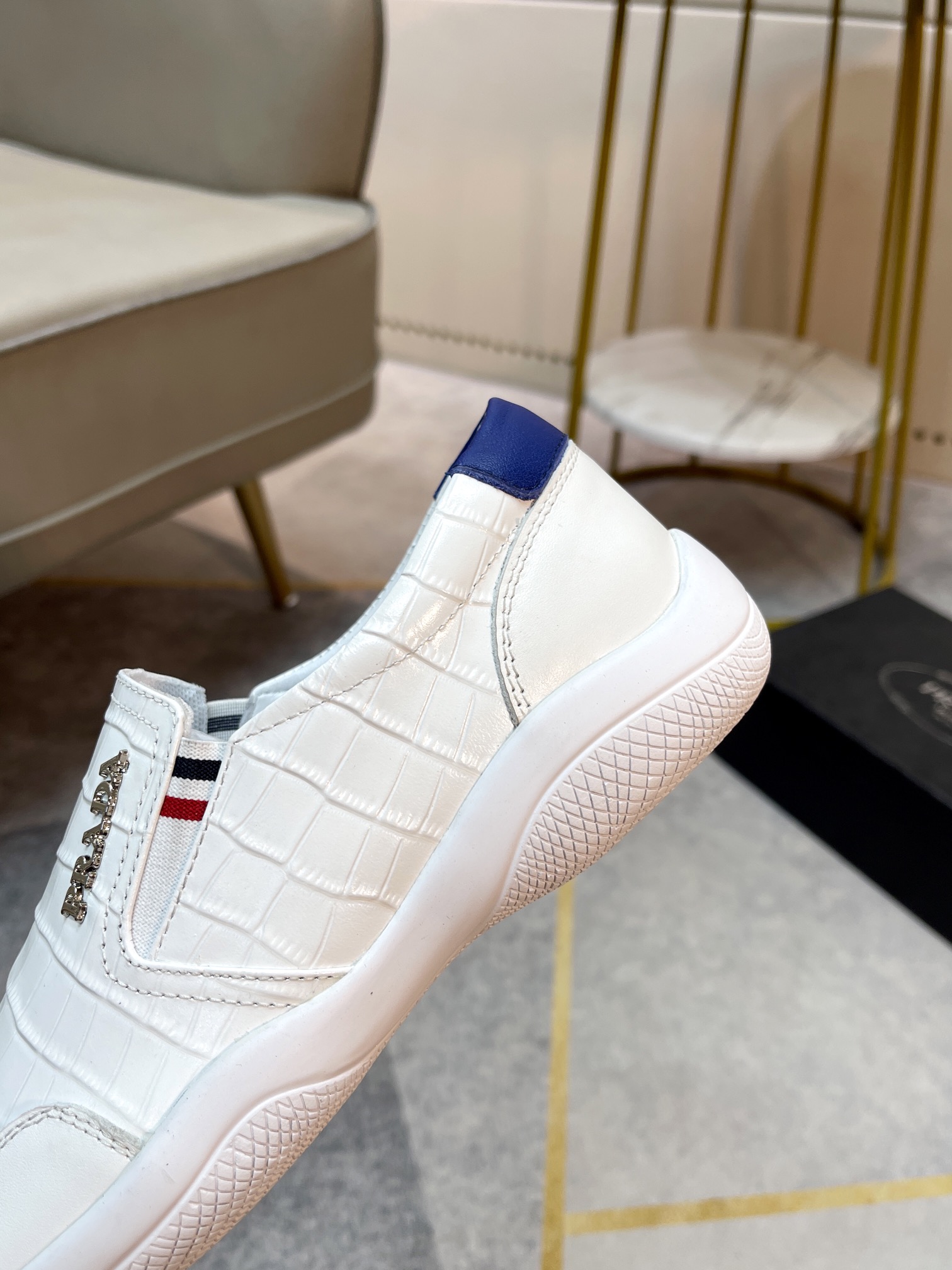 P240 Zapatos casual de hombre Prada. Zapatos casuales para hombre Prada es un zapato bajo con parte 