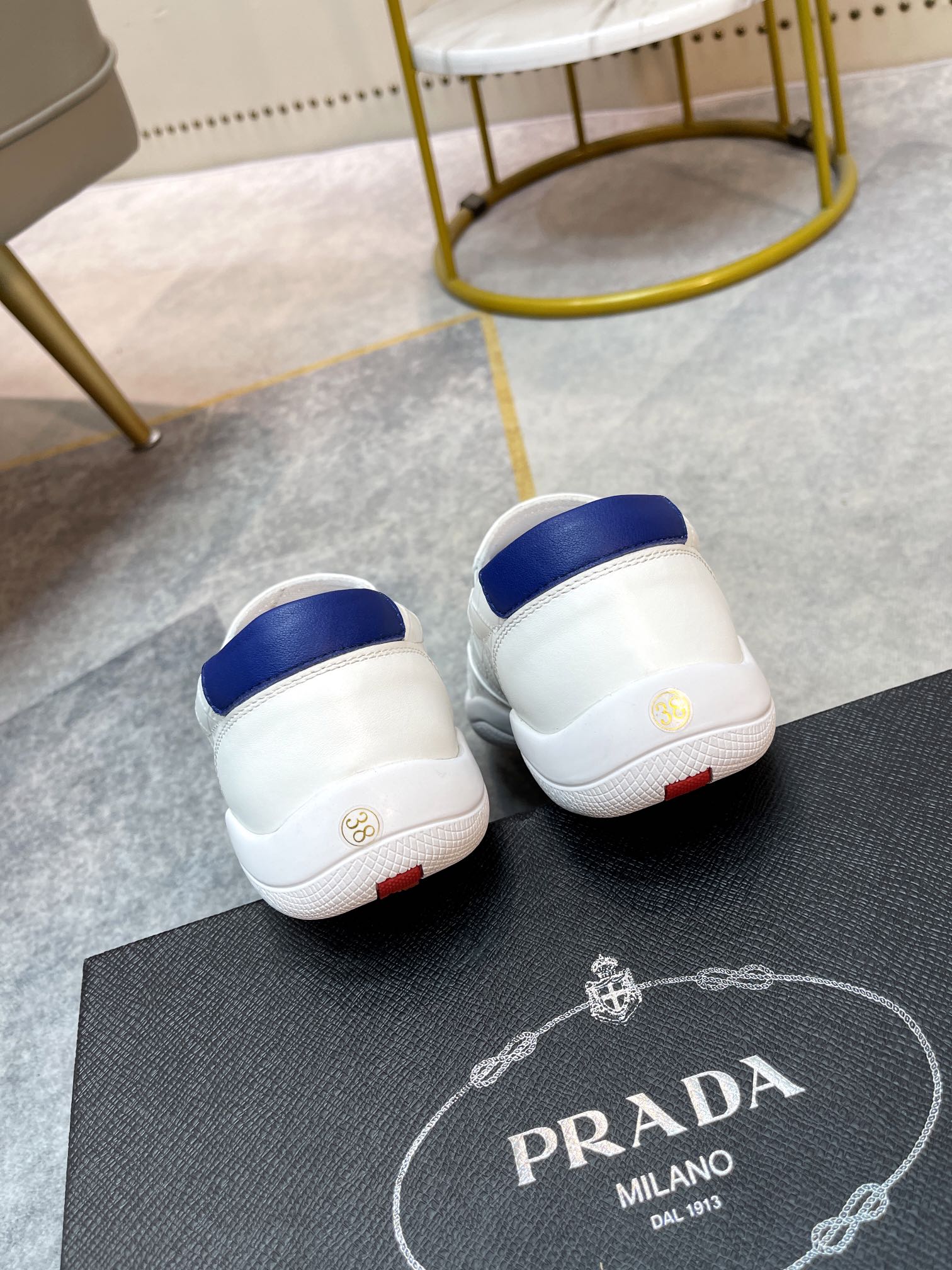 P240 Zapatos casual de hombre Prada. Zapatos casuales para hombre Prada es un zapato bajo con parte 