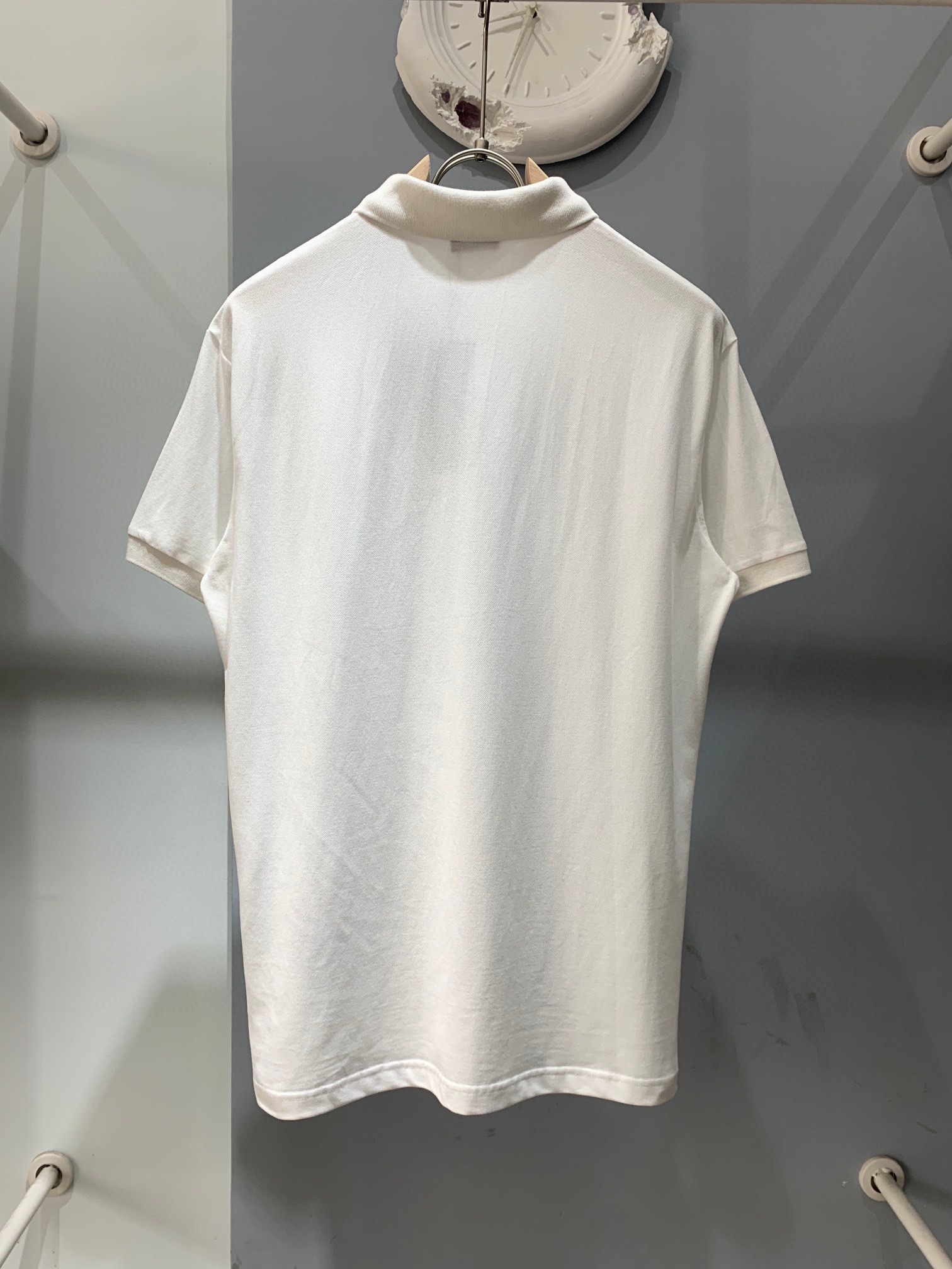 Dior珠地Polo衫采用棉质珠地面料精心制作胸前饰以本色“CDIcon”标志刺绣常规裁剪尽显典雅气质与