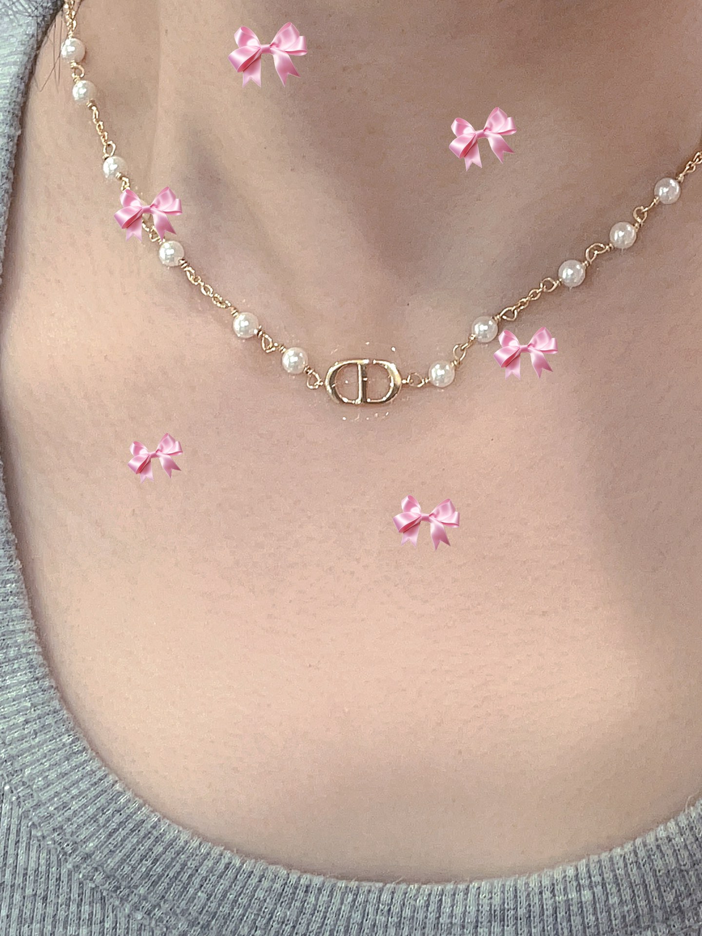 NO:102684,New Petit CD letters small pearl gold necklace. Simple golden CD letters small pearl combination. It can be salty and sweet and high-end. It is suitable for sweet and hot girls~ Everyday casual matching is very good and fashionable. Dior necklace, dior, necklace19860909新款Petit CD字母小珍珠金色项链 简约金色CD字母小珍珠的搭配 可盐可甜高级感十足 甜妹辣妹都适合～ 日常随意搭配都很好看很时髦,Dior项链,dior,necklace,Jewelry