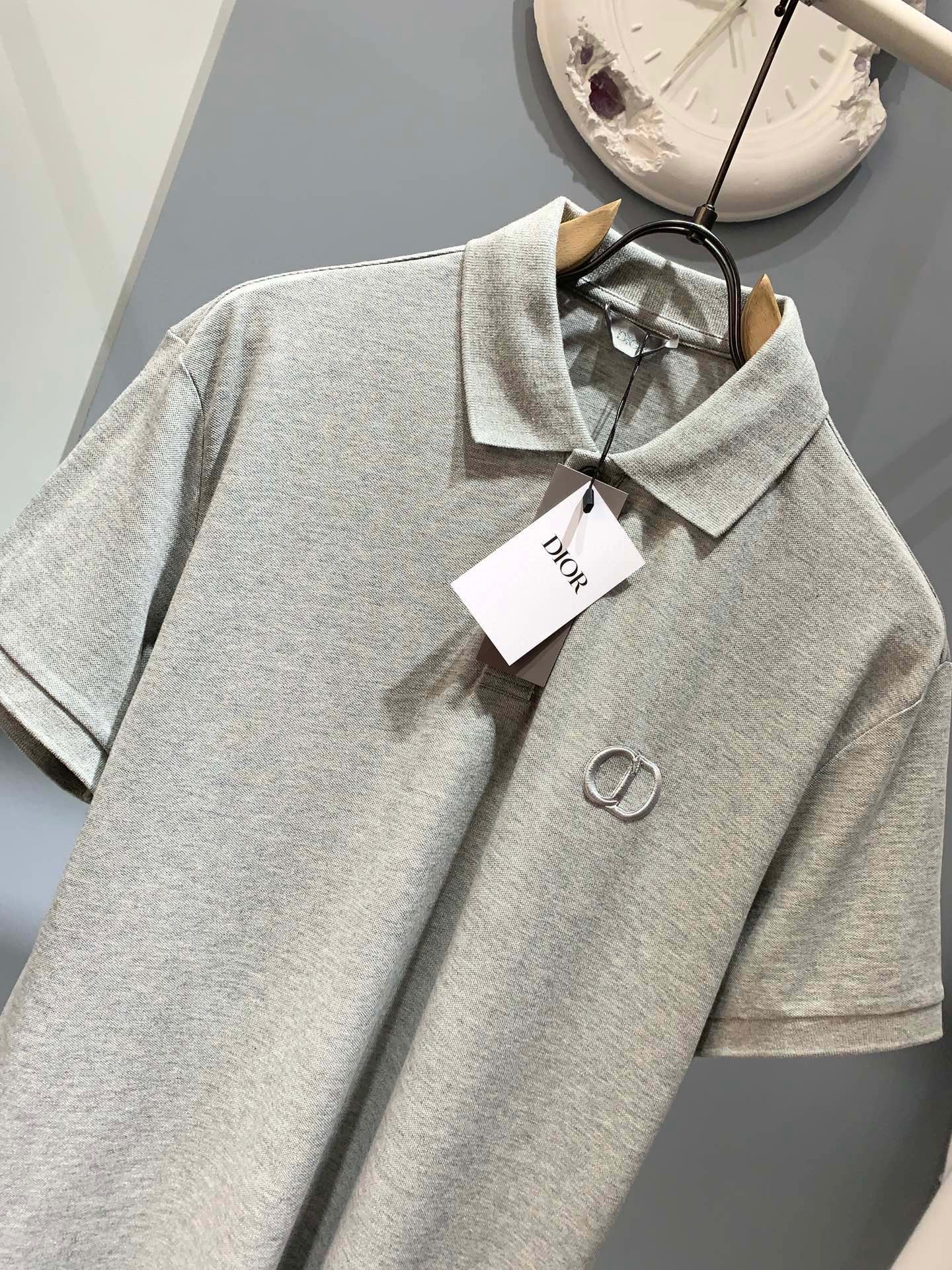 Dior珠地Polo衫采用棉质珠地面料精心制作胸前饰以本色“CDIcon”标志刺绣常规裁剪尽显典雅气质与
