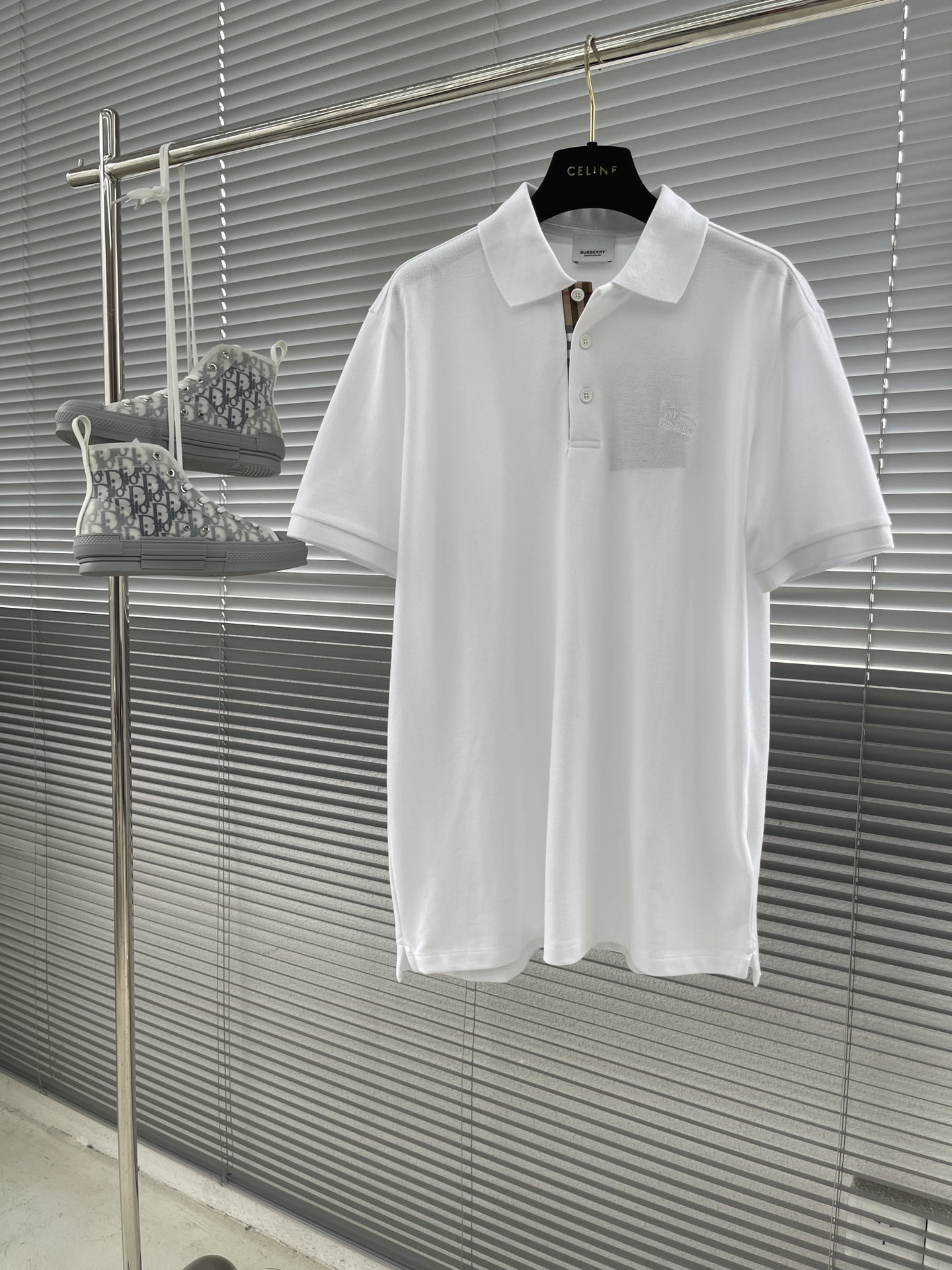 NO:431837,-BBR 25SS spring and summer lapel POLO new style classic warmatian Island embroidery craftsmanship, inner plaque splicing classic plaid webbing, custom letter logo buttons, details are in place, made of cotton beaded cloth, comfortable to touch, equipped with buckles Color black and white Number of M-XXL M-size clothes 70.5 Bust 104 Shoulder width 45 L-size clothes 72.5 Bust 108 Shoulder width 46…,,alexander wang19860909-BBR 25SS春夏翻领POLO新款 经典战马田岛刺绣工艺,内门襟拼接经典格纹织带,定制字母标识纽扣,细节到位,采用 棉质珠地布制成,手感舒适,配备用扣 颜色黑色 白色 码数M-XXL M码衣长70.5 胸围104 肩宽45 L码衣长72.5 胸围108 肩宽46…,,alexander wang,Men's clothing