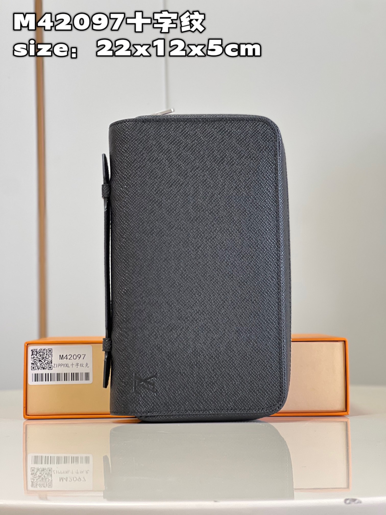 NO:399868,【Exclusive real photo M42097 cross pattern】This extremely practical Zippy large wallet is comparable to a bag in capacity. The space is large enough to accommodate a mobile phone (with a special pocket), keys, passport, cash and all your credit cards. It has handles and can be carried by hand, showing maturity. Size23x15x4cm (length x height x width) NS.500, LV [original leather], louis vuitton19860909【独家实拍 M42097十字纹】此款极为实用的 Zippy 大号钱夹在容量上足可与包袋相媲美.空间足够大,可容纳一部手机（有一个特别口袋）、钥匙、护照、现金以及您所有的信用卡.带有把手,可以手提,彰显成熟.size23x15x4cm (长度 x 高 x 宽) NS.500,LV【原厂皮】,louis vuitton,Bag