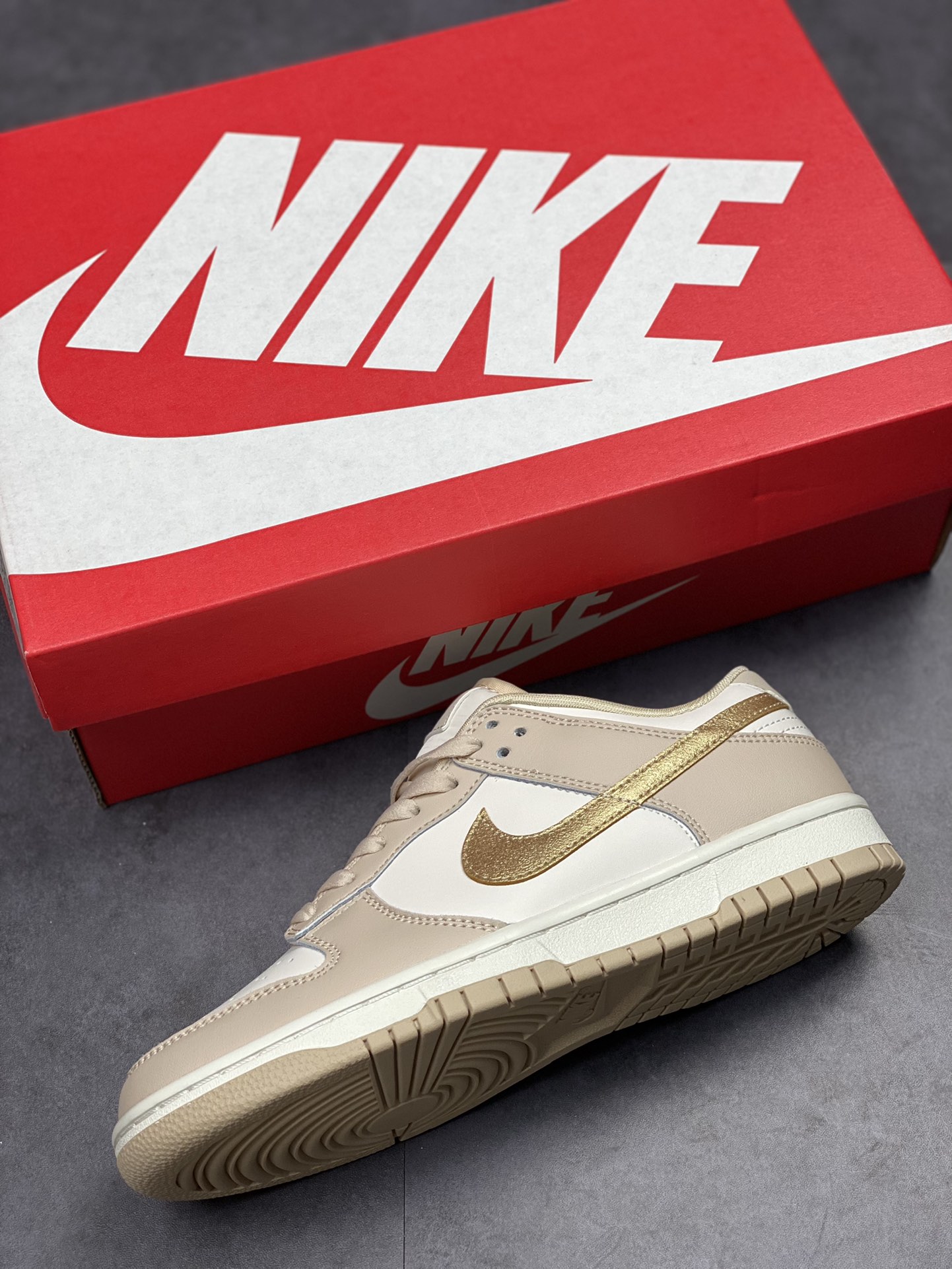 300 Nike SB Dunk Low 杏白金钩 DX5930-001