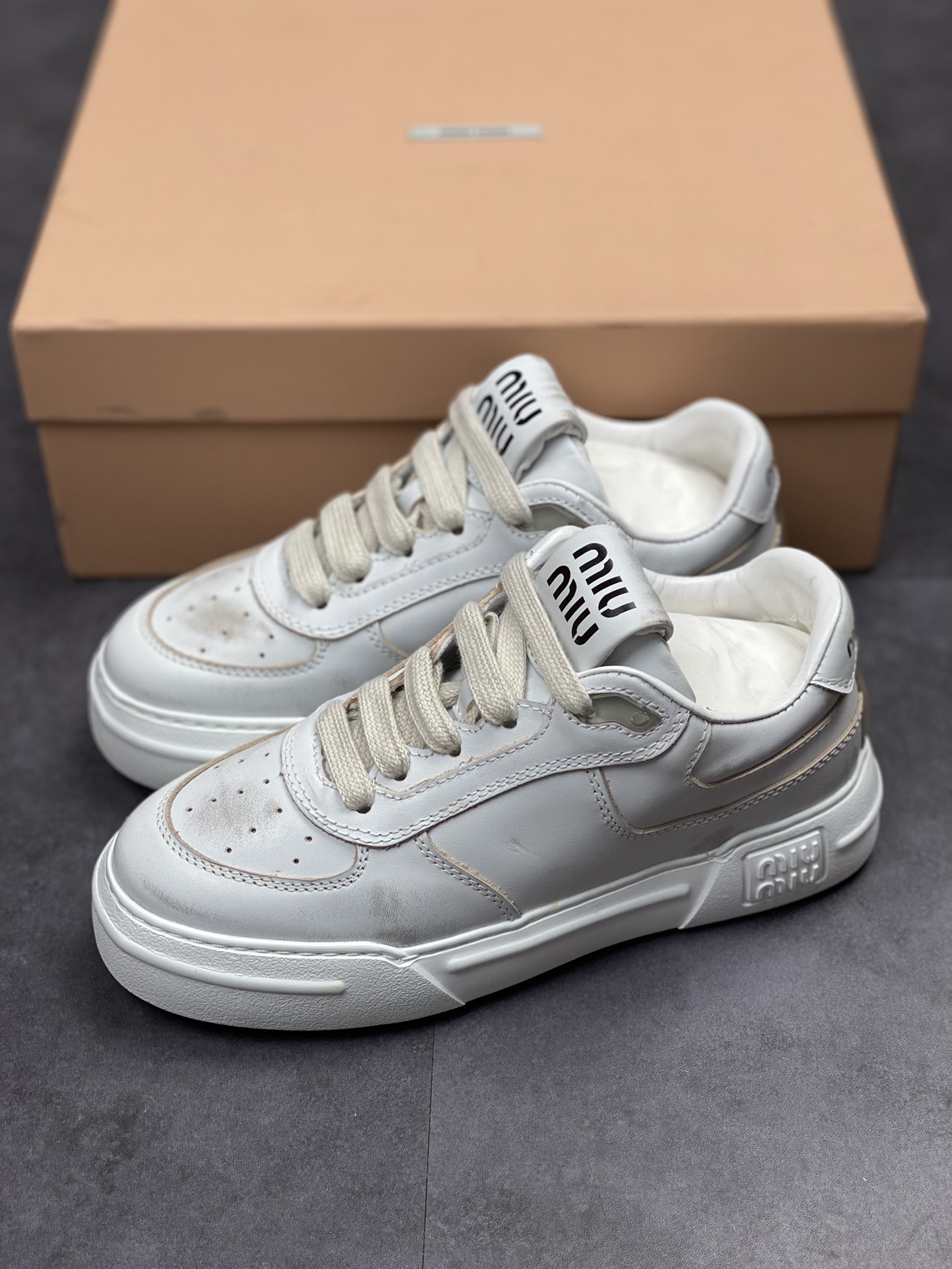 MIU MIU Miaojia's early spring new casual white shoes are retro and fashionable